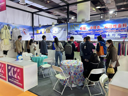 &ldquo;科技、時(shí)尚、綠色、高端&rdquo; 鴻岳紡織步入校服、沖鋒衣面料的良性發(fā)展軌道