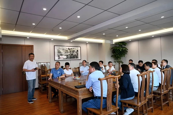 二十位業(yè)內大咖齊聚鄭州，共商校服高品質發(fā)展大計