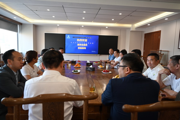 二十位業(yè)內大咖齊聚鄭州，共商校服高品質發(fā)展大計