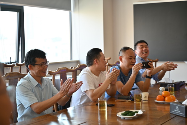 二十位業(yè)內大咖齊聚鄭州，共商校服高品質發(fā)展大計