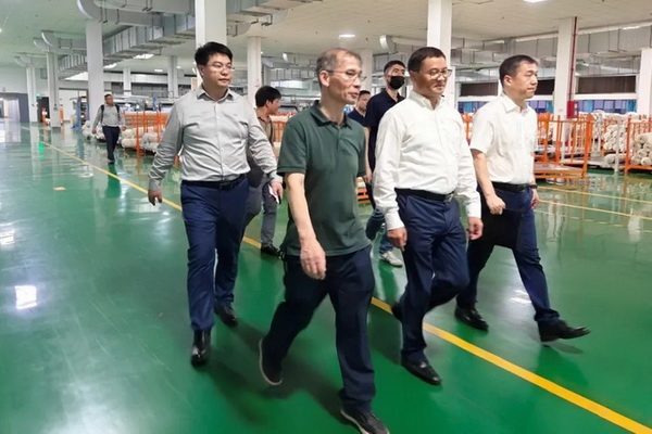 中國紡織品進(jìn)出口商會會長曹甲昌率會員企業(yè)赴越南訪問
