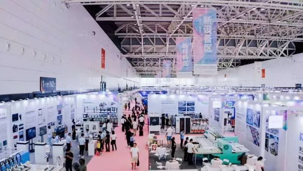  7月26日，第五屆中國（紹興）紡織新材料展在紹興國際會展中心拉開帷幕。500家企業(yè)參展，首日5000多名專業(yè)觀眾入場，展會炙熱的對接氛圍有如7月的氣浪，使行業(yè)快速升溫。海內(nèi)外企業(yè)積極響應(yīng)，原料龍頭企業(yè)高 &ldquo;復(fù)參率&rdquo;，歷經(jīng)五屆的新材料展有何獨特魅力？ 圖片  圖片  會展品質(zhì)乘勢而上   本屆新材料展獲得UFI國際展覽協(xié)會認(rèn)證，是工信部、商務(wù)部組織的2023年&ldquo;優(yōu)供給促升級&rdquo;系列活動之一，基于往屆資源優(yōu)勢，對展覽規(guī)劃、買家邀約、會務(wù)聯(lián)動等進行了全線融合升級，展會品質(zhì)躍升，煥發(fā)新的風(fēng)采。展會由中國長絲織造協(xié)會、紹興市商務(wù)局、中國國際貿(mào)易委員會紹興市委員會、中國國際商會紹興商會、紹興市柯橋區(qū)會展業(yè)發(fā)展中心主辦，浙江三博會展股份有限公司聯(lián)合主辦，紹興市柯橋區(qū)中國輕紡城展會有限公司承辦，紹興市經(jīng)信局、浙江省紡織面料設(shè)計協(xié)會、七彩云、紹興市紡織行業(yè)協(xié)會協(xié)辦。  圖片  圖片  開幕盛況  國際展商同臺賽寶   本次展會共500家展商參展，設(shè)新材料、新織造、新設(shè)備、新面料四大特色展區(qū)，有超10萬款科技纖維、創(chuàng)新面料、紡機設(shè)備在展會發(fā)布。魏橋紡織、昆山東利、興發(fā)化纖、吉林化纖、通用新材料、德州恒豐、佳人新材料、浙江興發(fā)、紹興國周、鐠美科等知名紡織龍頭企業(yè)參展。紹興新昌紡機產(chǎn)業(yè)展團、湖州長興織造產(chǎn)業(yè)展團、諸暨繡花機械產(chǎn)業(yè)展團、上虞染化料助劑產(chǎn)業(yè)展團等區(qū)域展團亮相。本屆展會更是引眾多RCEP國家和地區(qū)的展商組團奔赴而來，在國際展區(qū)，韓國ditto時尚聯(lián)盟、緬甸中國商會、莫斯科中小企業(yè)工商會等國際展團人氣旺盛。  圖片  企業(yè)展區(qū)  眾多展商聚焦雙碳熱點，圍繞綠色、健康、智造等方向展開產(chǎn)品角逐。魏橋紡織的生物基綠色環(huán)保+抗菌混紡系列、湖州威達集團的綠色環(huán)保色紡紗系列、昆山東利的仿生透氣科技面料系列、吳江蘭天織造的UV對抗仿生科技面料、新型雙層直充防寒面料、機能無氨彈力面料等展品亮點頻出，展商企業(yè)開啟&ldquo;搶客&rdquo;模式，緊抓展會機遇尋求下游合作。本屆展會有更大規(guī)模的智能紡機、織機設(shè)備企業(yè)參展，進一步彰顯國產(chǎn)智能織造的研發(fā)水平，鐠美科、浙江康立自控科技、浙江凱成智能設(shè)備、浙江瑪雅機電等展位帶來媲美國際水平的最新機械設(shè)備，令人矚目。  圖片  設(shè)備展區(qū)  探索解決行業(yè)困惑與瓶頸，是新材料展歷經(jīng)多屆與各企業(yè)總結(jié)、達成的共識，也是其不僅在于產(chǎn)品展貿(mào)，更在于新理念的交匯的價值內(nèi)涵。  國際視野論外貿(mào)   由中國紡織品進出口商會主辦的2023紹興國際（RCEP）紡織服裝產(chǎn)業(yè)論壇系列活動與展會同期同館開幕。論壇以&ldquo;RCEP新機遇-紡織產(chǎn)業(yè)新格局&rdquo;為主題，就國內(nèi)紡織產(chǎn)業(yè)結(jié)構(gòu)與RCEP國際紡織服裝產(chǎn)業(yè)的發(fā)展趨勢進行研討與產(chǎn)業(yè)對接。中國紡織品進出口商會副會長王宇、韓國時尚服裝人工智能研究所院長金蕙京、緬甸中國紡織服裝協(xié)會會長施坤等嘉賓為論壇開幕致辭。  圖片  圖片 論壇開幕式  論壇開幕式后，首場系列活動韓國服飾流行趨勢論壇在展會時尚活動區(qū)舉辦，多家韓國時裝品牌聯(lián)合走秀，同時Dito&ditto，ISAE，F(xiàn)&PLUS等韓國時尚機構(gòu)帶來韓國時尚產(chǎn)業(yè)與數(shù)字技術(shù)的發(fā)展趨勢分享。后續(xù)將陸續(xù)舉辦2023生物基纖維材料產(chǎn)業(yè)技術(shù)論壇、走進中國輕紡城市場對接會、亞洲紡織服裝供應(yīng)鏈高增長論壇等系列活動。  圖片  圖片 論壇系列活動&mdash;&mdash;韓國服飾流行趨勢論壇  中國纖維展姿態(tài)   作為歷屆新材料展重要配套論壇，2023中國紹興紡織新材料論壇將于展會第二日舉辦。將聚集昆山東利、浙江中國輕紡城集團、浙江佳人新材料、紹興隆泰石墨烯、特思達（TESTEX）、廣東人仁康、浙江中紡標(biāo)、紹興織蛛物聯(lián)科技等企業(yè)作新產(chǎn)品新項目分享，帶來中國輕紡城紡織新材料采購中心推介，環(huán)保面料、再生聚酯新材料、石墨烯等纖維面料創(chuàng)新產(chǎn)品發(fā)布，OEKO-TEX&reg; STANDARD 100安全標(biāo)準(zhǔn)、健康紡織品標(biāo)準(zhǔn)、5A光子抗菌、坯布在線檢測等檢測后整理技術(shù)分享，諸多亮點值得期待。  圖片  觸摸纖維時尚,躍升品牌能級,纖維材料的性能之變，已經(jīng)與終端產(chǎn)品在競爭市場的廝殺突圍息息相關(guān)，從面料到服裝、家紡，從國內(nèi)企業(yè)到海外品牌，都不能錯過這一場產(chǎn)業(yè)對接的盛會。  跨越山海齊聚首   本屆展會借助今年全線升級之勢，全面擴大對面料、服裝業(yè)大規(guī)模大品牌企業(yè)的邀約，并提前進行買家需求的預(yù)采集和展商產(chǎn)品的預(yù)對接，顯著提升買家熱情和觀展效率。展會首日，丹東華洋紡織服裝、北京奔流野外運動服裝、北京方圣時尚、華紡股份有限公司等品牌買家應(yīng)邀而來，廣東、湖州、義烏、新疆等十余個地區(qū)采購團紛紛到場，更有韓國、俄羅斯、越南、緬甸等數(shù)百名海外買家跨越山海來相會，如國際知名服裝品牌 J.K. Apparel、DOBB、LUBOO、YL co.,ltd、CHUNSANGDOO INNOCENCE、DAYGREEN INC等。  圖片  采供對接  商貿(mào)對接攬訂單   展會打通產(chǎn)業(yè)鏈，延伸展貿(mào)對接服務(wù)?，F(xiàn)場，快時尚跨境電商企業(yè)SheIn開啟為期兩天的面料專場、服裝專場閉門采購會，帶來數(shù)百類采購需求。國內(nèi)品牌采購團走進紡織源產(chǎn)地中國輕紡城市場，展開時尚買手與優(yōu)質(zhì)原創(chuàng)面料的靈感碰撞。展會第二日，亞洲染料聯(lián)合會、韓國纖維產(chǎn)業(yè)研究院、莫斯科中小企業(yè)商會、越南紡織商會、緬甸中國商會等國際采購團也將進市場與柯橋面料企業(yè)接洽外貿(mào)訂單。  圖片  圖片 采供對接  2023中國（紹興）紡織新材料展打造了新材料、新技術(shù)的信息高地，以國際展會的標(biāo)準(zhǔn)，向內(nèi)外貿(mào)一體化展會平臺成長蛻變，它是當(dāng)下紡織供應(yīng)鏈趨勢的具象展示，更是一場中國纖維向世界的傾訴表達。  圖片  圖片 圖片 ?觸摸纖維時尚、躍升品牌能級，第五屆中國（紹興）紡織新材料展盛大開幕