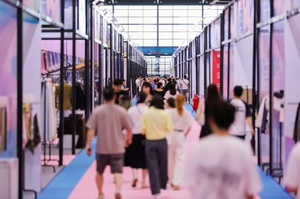 7月26日，第五屆中國（紹興）紡織新材料展在紹興國際會展中心拉開帷幕。500家企業(yè)參展，首日5000多名專業(yè)觀眾入場，展會炙熱的對接氛圍有如7月的氣浪，使行業(yè)快速升溫。海內(nèi)外企業(yè)積極響應(yīng)，原料龍頭企業(yè)高 &ldquo;復(fù)參率&rdquo;，歷經(jīng)五屆的新材料展有何獨特魅力？ 圖片  圖片  會展品質(zhì)乘勢而上   本屆新材料展獲得UFI國際展覽協(xié)會認(rèn)證，是工信部、商務(wù)部組織的2023年&ldquo;優(yōu)供給促升級&rdquo;系列活動之一，基于往屆資源優(yōu)勢，對展覽規(guī)劃、買家邀約、會務(wù)聯(lián)動等進行了全線融合升級，展會品質(zhì)躍升，煥發(fā)新的風(fēng)采。展會由中國長絲織造協(xié)會、紹興市商務(wù)局、中國國際貿(mào)易委員會紹興市委員會、中國國際商會紹興商會、紹興市柯橋區(qū)會展業(yè)發(fā)展中心主辦，浙江三博會展股份有限公司聯(lián)合主辦，紹興市柯橋區(qū)中國輕紡城展會有限公司承辦，紹興市經(jīng)信局、浙江省紡織面料設(shè)計協(xié)會、七彩云、紹興市紡織行業(yè)協(xié)會協(xié)辦。  圖片  圖片  開幕盛況  國際展商同臺賽寶   本次展會共500家展商參展，設(shè)新材料、新織造、新設(shè)備、新面料四大特色展區(qū)，有超10萬款科技纖維、創(chuàng)新面料、紡機設(shè)備在展會發(fā)布。魏橋紡織、昆山東利、興發(fā)化纖、吉林化纖、通用新材料、德州恒豐、佳人新材料、浙江興發(fā)、紹興國周、鐠美科等知名紡織龍頭企業(yè)參展。紹興新昌紡機產(chǎn)業(yè)展團、湖州長興織造產(chǎn)業(yè)展團、諸暨繡花機械產(chǎn)業(yè)展團、上虞染化料助劑產(chǎn)業(yè)展團等區(qū)域展團亮相。本屆展會更是引眾多RCEP國家和地區(qū)的展商組團奔赴而來，在國際展區(qū)，韓國ditto時尚聯(lián)盟、緬甸中國商會、莫斯科中小企業(yè)工商會等國際展團人氣旺盛。  圖片  企業(yè)展區(qū)  眾多展商聚焦雙碳熱點，圍繞綠色、健康、智造等方向展開產(chǎn)品角逐。魏橋紡織的生物基綠色環(huán)保+抗菌混紡系列、湖州威達集團的綠色環(huán)保色紡紗系列、昆山東利的仿生透氣科技面料系列、吳江蘭天織造的UV對抗仿生科技面料、新型雙層直充防寒面料、機能無氨彈力面料等展品亮點頻出，展商企業(yè)開啟&ldquo;搶客&rdquo;模式，緊抓展會機遇尋求下游合作。本屆展會有更大規(guī)模的智能紡機、織機設(shè)備企業(yè)參展，進一步彰顯國產(chǎn)智能織造的研發(fā)水平，鐠美科、浙江康立自控科技、浙江凱成智能設(shè)備、浙江瑪雅機電等展位帶來媲美國際水平的最新機械設(shè)備，令人矚目。  圖片  設(shè)備展區(qū)  探索解決行業(yè)困惑與瓶頸，是新材料展歷經(jīng)多屆與各企業(yè)總結(jié)、達成的共識，也是其不僅在于產(chǎn)品展貿(mào)，更在于新理念的交匯的價值內(nèi)涵。  國際視野論外貿(mào)   由中國紡織品進出口商會主辦的2023紹興國際（RCEP）紡織服裝產(chǎn)業(yè)論壇系列活動與展會同期同館開幕。論壇以&ldquo;RCEP新機遇-紡織產(chǎn)業(yè)新格局&rdquo;為主題，就國內(nèi)紡織產(chǎn)業(yè)結(jié)構(gòu)與RCEP國際紡織服裝產(chǎn)業(yè)的發(fā)展趨勢進行研討與產(chǎn)業(yè)對接。中國紡織品進出口商會副會長王宇、韓國時尚服裝人工智能研究所院長金蕙京、緬甸中國紡織服裝協(xié)會會長施坤等嘉賓為論壇開幕致辭。  圖片  圖片 論壇開幕式  論壇開幕式后，首場系列活動韓國服飾流行趨勢論壇在展會時尚活動區(qū)舉辦，多家韓國時裝品牌聯(lián)合走秀，同時Dito&ditto，ISAE，F(xiàn)&PLUS等韓國時尚機構(gòu)帶來韓國時尚產(chǎn)業(yè)與數(shù)字技術(shù)的發(fā)展趨勢分享。后續(xù)將陸續(xù)舉辦2023生物基纖維材料產(chǎn)業(yè)技術(shù)論壇、走進中國輕紡城市場對接會、亞洲紡織服裝供應(yīng)鏈高增長論壇等系列活動。  圖片  圖片 論壇系列活動&mdash;&mdash;韓國服飾流行趨勢論壇  中國纖維展姿態(tài)   作為歷屆新材料展重要配套論壇，2023中國紹興紡織新材料論壇將于展會第二日舉辦。將聚集昆山東利、浙江中國輕紡城集團、浙江佳人新材料、紹興隆泰石墨烯、特思達（TESTEX）、廣東人仁康、浙江中紡標(biāo)、紹興織蛛物聯(lián)科技等企業(yè)作新產(chǎn)品新項目分享，帶來中國輕紡城紡織新材料采購中心推介，環(huán)保面料、再生聚酯新材料、石墨烯等纖維面料創(chuàng)新產(chǎn)品發(fā)布，OEKO-TEX&reg; STANDARD 100安全標(biāo)準(zhǔn)、健康紡織品標(biāo)準(zhǔn)、5A光子抗菌、坯布在線檢測等檢測后整理技術(shù)分享，諸多亮點值得期待。  圖片  觸摸纖維時尚,躍升品牌能級,纖維材料的性能之變，已經(jīng)與終端產(chǎn)品在競爭市場的廝殺突圍息息相關(guān)，從面料到服裝、家紡，從國內(nèi)企業(yè)到海外品牌，都不能錯過這一場產(chǎn)業(yè)對接的盛會。  跨越山海齊聚首   本屆展會借助今年全線升級之勢，全面擴大對面料、服裝業(yè)大規(guī)模大品牌企業(yè)的邀約，并提前進行買家需求的預(yù)采集和展商產(chǎn)品的預(yù)對接，顯著提升買家熱情和觀展效率。展會首日，丹東華洋紡織服裝、北京奔流野外運動服裝、北京方圣時尚、華紡股份有限公司等品牌買家應(yīng)邀而來，廣東、湖州、義烏、新疆等十余個地區(qū)采購團紛紛到場，更有韓國、俄羅斯、越南、緬甸等數(shù)百名海外買家跨越山海來相會，如國際知名服裝品牌 J.K. Apparel、DOBB、LUBOO、YL co.,ltd、CHUNSANGDOO INNOCENCE、DAYGREEN INC等。  圖片  采供對接  商貿(mào)對接攬訂單   展會打通產(chǎn)業(yè)鏈，延伸展貿(mào)對接服務(wù)?，F(xiàn)場，快時尚跨境電商企業(yè)SheIn開啟為期兩天的面料專場、服裝專場閉門采購會，帶來數(shù)百類采購需求。國內(nèi)品牌采購團走進紡織源產(chǎn)地中國輕紡城市場，展開時尚買手與優(yōu)質(zhì)原創(chuàng)面料的靈感碰撞。展會第二日，亞洲染料聯(lián)合會、韓國纖維產(chǎn)業(yè)研究院、莫斯科中小企業(yè)商會、越南紡織商會、緬甸中國商會等國際采購團也將進市場與柯橋面料企業(yè)接洽外貿(mào)訂單。  圖片  圖片 采供對接  2023中國（紹興）紡織新材料展打造了新材料、新技術(shù)的信息高地，以國際展會的標(biāo)準(zhǔn)，向內(nèi)外貿(mào)一體化展會平臺成長蛻變，它是當(dāng)下紡織供應(yīng)鏈趨勢的具象展示，更是一場中國纖維向世界的傾訴表達。  圖片  圖片 圖片 ?觸摸纖維時尚、躍升品牌能級，第五屆中國（紹興）紡織新材料展盛大開幕