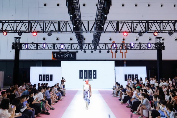  7月26日，第五屆中國（紹興）紡織新材料展在紹興國際會展中心拉開帷幕。500家企業(yè)參展，首日5000多名專業(yè)觀眾入場，展會炙熱的對接氛圍有如7月的氣浪，使行業(yè)快速升溫。海內(nèi)外企業(yè)積極響應(yīng)，原料龍頭企業(yè)高 &ldquo;復(fù)參率&rdquo;，歷經(jīng)五屆的新材料展有何獨特魅力？ 圖片  圖片  會展品質(zhì)乘勢而上   本屆新材料展獲得UFI國際展覽協(xié)會認(rèn)證，是工信部、商務(wù)部組織的2023年&ldquo;優(yōu)供給促升級&rdquo;系列活動之一，基于往屆資源優(yōu)勢，對展覽規(guī)劃、買家邀約、會務(wù)聯(lián)動等進行了全線融合升級，展會品質(zhì)躍升，煥發(fā)新的風(fēng)采。展會由中國長絲織造協(xié)會、紹興市商務(wù)局、中國國際貿(mào)易委員會紹興市委員會、中國國際商會紹興商會、紹興市柯橋區(qū)會展業(yè)發(fā)展中心主辦，浙江三博會展股份有限公司聯(lián)合主辦，紹興市柯橋區(qū)中國輕紡城展會有限公司承辦，紹興市經(jīng)信局、浙江省紡織面料設(shè)計協(xié)會、七彩云、紹興市紡織行業(yè)協(xié)會協(xié)辦。  圖片  圖片  開幕盛況  國際展商同臺賽寶   本次展會共500家展商參展，設(shè)新材料、新織造、新設(shè)備、新面料四大特色展區(qū)，有超10萬款科技纖維、創(chuàng)新面料、紡機設(shè)備在展會發(fā)布。魏橋紡織、昆山東利、興發(fā)化纖、吉林化纖、通用新材料、德州恒豐、佳人新材料、浙江興發(fā)、紹興國周、鐠美科等知名紡織龍頭企業(yè)參展。紹興新昌紡機產(chǎn)業(yè)展團、湖州長興織造產(chǎn)業(yè)展團、諸暨繡花機械產(chǎn)業(yè)展團、上虞染化料助劑產(chǎn)業(yè)展團等區(qū)域展團亮相。本屆展會更是引眾多RCEP國家和地區(qū)的展商組團奔赴而來，在國際展區(qū)，韓國ditto時尚聯(lián)盟、緬甸中國商會、莫斯科中小企業(yè)工商會等國際展團人氣旺盛。  圖片  企業(yè)展區(qū)  眾多展商聚焦雙碳熱點，圍繞綠色、健康、智造等方向展開產(chǎn)品角逐。魏橋紡織的生物基綠色環(huán)保+抗菌混紡系列、湖州威達集團的綠色環(huán)保色紡紗系列、昆山東利的仿生透氣科技面料系列、吳江蘭天織造的UV對抗仿生科技面料、新型雙層直充防寒面料、機能無氨彈力面料等展品亮點頻出，展商企業(yè)開啟&ldquo;搶客&rdquo;模式，緊抓展會機遇尋求下游合作。本屆展會有更大規(guī)模的智能紡機、織機設(shè)備企業(yè)參展，進一步彰顯國產(chǎn)智能織造的研發(fā)水平，鐠美科、浙江康立自控科技、浙江凱成智能設(shè)備、浙江瑪雅機電等展位帶來媲美國際水平的最新機械設(shè)備，令人矚目。  圖片  設(shè)備展區(qū)  探索解決行業(yè)困惑與瓶頸，是新材料展歷經(jīng)多屆與各企業(yè)總結(jié)、達成的共識，也是其不僅在于產(chǎn)品展貿(mào)，更在于新理念的交匯的價值內(nèi)涵。  國際視野論外貿(mào)   由中國紡織品進出口商會主辦的2023紹興國際（RCEP）紡織服裝產(chǎn)業(yè)論壇系列活動與展會同期同館開幕。論壇以&ldquo;RCEP新機遇-紡織產(chǎn)業(yè)新格局&rdquo;為主題，就國內(nèi)紡織產(chǎn)業(yè)結(jié)構(gòu)與RCEP國際紡織服裝產(chǎn)業(yè)的發(fā)展趨勢進行研討與產(chǎn)業(yè)對接。中國紡織品進出口商會副會長王宇、韓國時尚服裝人工智能研究所院長金蕙京、緬甸中國紡織服裝協(xié)會會長施坤等嘉賓為論壇開幕致辭。  圖片  圖片 論壇開幕式  論壇開幕式后，首場系列活動韓國服飾流行趨勢論壇在展會時尚活動區(qū)舉辦，多家韓國時裝品牌聯(lián)合走秀，同時Dito&ditto，ISAE，F(xiàn)&PLUS等韓國時尚機構(gòu)帶來韓國時尚產(chǎn)業(yè)與數(shù)字技術(shù)的發(fā)展趨勢分享。后續(xù)將陸續(xù)舉辦2023生物基纖維材料產(chǎn)業(yè)技術(shù)論壇、走進中國輕紡城市場對接會、亞洲紡織服裝供應(yīng)鏈高增長論壇等系列活動。  圖片  圖片 論壇系列活動&mdash;&mdash;韓國服飾流行趨勢論壇  中國纖維展姿態(tài)   作為歷屆新材料展重要配套論壇，2023中國紹興紡織新材料論壇將于展會第二日舉辦。將聚集昆山東利、浙江中國輕紡城集團、浙江佳人新材料、紹興隆泰石墨烯、特思達（TESTEX）、廣東人仁康、浙江中紡標(biāo)、紹興織蛛物聯(lián)科技等企業(yè)作新產(chǎn)品新項目分享，帶來中國輕紡城紡織新材料采購中心推介，環(huán)保面料、再生聚酯新材料、石墨烯等纖維面料創(chuàng)新產(chǎn)品發(fā)布，OEKO-TEX&reg; STANDARD 100安全標(biāo)準(zhǔn)、健康紡織品標(biāo)準(zhǔn)、5A光子抗菌、坯布在線檢測等檢測后整理技術(shù)分享，諸多亮點值得期待。  圖片  觸摸纖維時尚,躍升品牌能級,纖維材料的性能之變，已經(jīng)與終端產(chǎn)品在競爭市場的廝殺突圍息息相關(guān)，從面料到服裝、家紡，從國內(nèi)企業(yè)到海外品牌，都不能錯過這一場產(chǎn)業(yè)對接的盛會。  跨越山海齊聚首   本屆展會借助今年全線升級之勢，全面擴大對面料、服裝業(yè)大規(guī)模大品牌企業(yè)的邀約，并提前進行買家需求的預(yù)采集和展商產(chǎn)品的預(yù)對接，顯著提升買家熱情和觀展效率。展會首日，丹東華洋紡織服裝、北京奔流野外運動服裝、北京方圣時尚、華紡股份有限公司等品牌買家應(yīng)邀而來，廣東、湖州、義烏、新疆等十余個地區(qū)采購團紛紛到場，更有韓國、俄羅斯、越南、緬甸等數(shù)百名海外買家跨越山海來相會，如國際知名服裝品牌 J.K. Apparel、DOBB、LUBOO、YL co.,ltd、CHUNSANGDOO INNOCENCE、DAYGREEN INC等。  圖片  采供對接  商貿(mào)對接攬訂單   展會打通產(chǎn)業(yè)鏈，延伸展貿(mào)對接服務(wù)?，F(xiàn)場，快時尚跨境電商企業(yè)SheIn開啟為期兩天的面料專場、服裝專場閉門采購會，帶來數(shù)百類采購需求。國內(nèi)品牌采購團走進紡織源產(chǎn)地中國輕紡城市場，展開時尚買手與優(yōu)質(zhì)原創(chuàng)面料的靈感碰撞。展會第二日，亞洲染料聯(lián)合會、韓國纖維產(chǎn)業(yè)研究院、莫斯科中小企業(yè)商會、越南紡織商會、緬甸中國商會等國際采購團也將進市場與柯橋面料企業(yè)接洽外貿(mào)訂單。  圖片  圖片 采供對接  2023中國（紹興）紡織新材料展打造了新材料、新技術(shù)的信息高地，以國際展會的標(biāo)準(zhǔn)，向內(nèi)外貿(mào)一體化展會平臺成長蛻變，它是當(dāng)下紡織供應(yīng)鏈趨勢的具象展示，更是一場中國纖維向世界的傾訴表達。  圖片  圖片 圖片 ?觸摸纖維時尚、躍升品牌能級，第五屆中國（紹興）紡織新材料展盛大開幕