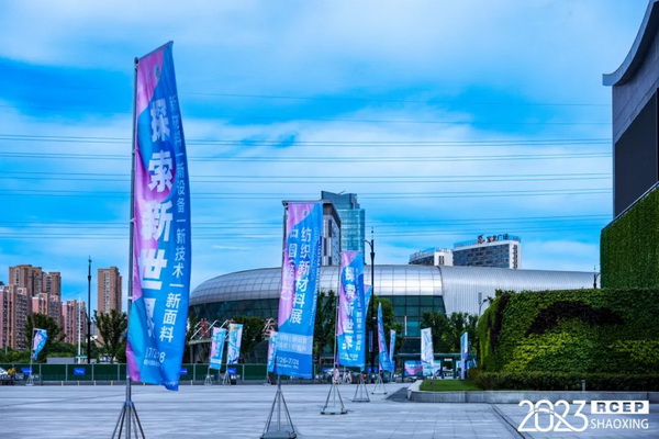  7月26日，第五屆中國（紹興）紡織新材料展在紹興國際會展中心拉開帷幕。500家企業(yè)參展，首日5000多名專業(yè)觀眾入場，展會炙熱的對接氛圍有如7月的氣浪，使行業(yè)快速升溫。海內(nèi)外企業(yè)積極響應(yīng)，原料龍頭企業(yè)高 &ldquo;復(fù)參率&rdquo;，歷經(jīng)五屆的新材料展有何獨特魅力？ 圖片  圖片  會展品質(zhì)乘勢而上   本屆新材料展獲得UFI國際展覽協(xié)會認(rèn)證，是工信部、商務(wù)部組織的2023年&ldquo;優(yōu)供給促升級&rdquo;系列活動之一，基于往屆資源優(yōu)勢，對展覽規(guī)劃、買家邀約、會務(wù)聯(lián)動等進行了全線融合升級，展會品質(zhì)躍升，煥發(fā)新的風(fēng)采。展會由中國長絲織造協(xié)會、紹興市商務(wù)局、中國國際貿(mào)易委員會紹興市委員會、中國國際商會紹興商會、紹興市柯橋區(qū)會展業(yè)發(fā)展中心主辦，浙江三博會展股份有限公司聯(lián)合主辦，紹興市柯橋區(qū)中國輕紡城展會有限公司承辦，紹興市經(jīng)信局、浙江省紡織面料設(shè)計協(xié)會、七彩云、紹興市紡織行業(yè)協(xié)會協(xié)辦。  圖片  圖片  開幕盛況  國際展商同臺賽寶   本次展會共500家展商參展，設(shè)新材料、新織造、新設(shè)備、新面料四大特色展區(qū)，有超10萬款科技纖維、創(chuàng)新面料、紡機設(shè)備在展會發(fā)布。魏橋紡織、昆山東利、興發(fā)化纖、吉林化纖、通用新材料、德州恒豐、佳人新材料、浙江興發(fā)、紹興國周、鐠美科等知名紡織龍頭企業(yè)參展。紹興新昌紡機產(chǎn)業(yè)展團、湖州長興織造產(chǎn)業(yè)展團、諸暨繡花機械產(chǎn)業(yè)展團、上虞染化料助劑產(chǎn)業(yè)展團等區(qū)域展團亮相。本屆展會更是引眾多RCEP國家和地區(qū)的展商組團奔赴而來，在國際展區(qū)，韓國ditto時尚聯(lián)盟、緬甸中國商會、莫斯科中小企業(yè)工商會等國際展團人氣旺盛。  圖片  企業(yè)展區(qū)  眾多展商聚焦雙碳熱點，圍繞綠色、健康、智造等方向展開產(chǎn)品角逐。魏橋紡織的生物基綠色環(huán)保+抗菌混紡系列、湖州威達集團的綠色環(huán)保色紡紗系列、昆山東利的仿生透氣科技面料系列、吳江蘭天織造的UV對抗仿生科技面料、新型雙層直充防寒面料、機能無氨彈力面料等展品亮點頻出，展商企業(yè)開啟&ldquo;搶客&rdquo;模式，緊抓展會機遇尋求下游合作。本屆展會有更大規(guī)模的智能紡機、織機設(shè)備企業(yè)參展，進一步彰顯國產(chǎn)智能織造的研發(fā)水平，鐠美科、浙江康立自控科技、浙江凱成智能設(shè)備、浙江瑪雅機電等展位帶來媲美國際水平的最新機械設(shè)備，令人矚目。  圖片  設(shè)備展區(qū)  探索解決行業(yè)困惑與瓶頸，是新材料展歷經(jīng)多屆與各企業(yè)總結(jié)、達成的共識，也是其不僅在于產(chǎn)品展貿(mào)，更在于新理念的交匯的價值內(nèi)涵。  國際視野論外貿(mào)   由中國紡織品進出口商會主辦的2023紹興國際（RCEP）紡織服裝產(chǎn)業(yè)論壇系列活動與展會同期同館開幕。論壇以&ldquo;RCEP新機遇-紡織產(chǎn)業(yè)新格局&rdquo;為主題，就國內(nèi)紡織產(chǎn)業(yè)結(jié)構(gòu)與RCEP國際紡織服裝產(chǎn)業(yè)的發(fā)展趨勢進行研討與產(chǎn)業(yè)對接。中國紡織品進出口商會副會長王宇、韓國時尚服裝人工智能研究所院長金蕙京、緬甸中國紡織服裝協(xié)會會長施坤等嘉賓為論壇開幕致辭。  圖片  圖片 論壇開幕式  論壇開幕式后，首場系列活動韓國服飾流行趨勢論壇在展會時尚活動區(qū)舉辦，多家韓國時裝品牌聯(lián)合走秀，同時Dito&ditto，ISAE，F(xiàn)&PLUS等韓國時尚機構(gòu)帶來韓國時尚產(chǎn)業(yè)與數(shù)字技術(shù)的發(fā)展趨勢分享。后續(xù)將陸續(xù)舉辦2023生物基纖維材料產(chǎn)業(yè)技術(shù)論壇、走進中國輕紡城市場對接會、亞洲紡織服裝供應(yīng)鏈高增長論壇等系列活動。  圖片  圖片 論壇系列活動&mdash;&mdash;韓國服飾流行趨勢論壇  中國纖維展姿態(tài)   作為歷屆新材料展重要配套論壇，2023中國紹興紡織新材料論壇將于展會第二日舉辦。將聚集昆山東利、浙江中國輕紡城集團、浙江佳人新材料、紹興隆泰石墨烯、特思達（TESTEX）、廣東人仁康、浙江中紡標(biāo)、紹興織蛛物聯(lián)科技等企業(yè)作新產(chǎn)品新項目分享，帶來中國輕紡城紡織新材料采購中心推介，環(huán)保面料、再生聚酯新材料、石墨烯等纖維面料創(chuàng)新產(chǎn)品發(fā)布，OEKO-TEX&reg; STANDARD 100安全標(biāo)準(zhǔn)、健康紡織品標(biāo)準(zhǔn)、5A光子抗菌、坯布在線檢測等檢測后整理技術(shù)分享，諸多亮點值得期待。  圖片  觸摸纖維時尚,躍升品牌能級,纖維材料的性能之變，已經(jīng)與終端產(chǎn)品在競爭市場的廝殺突圍息息相關(guān)，從面料到服裝、家紡，從國內(nèi)企業(yè)到海外品牌，都不能錯過這一場產(chǎn)業(yè)對接的盛會。  跨越山海齊聚首   本屆展會借助今年全線升級之勢，全面擴大對面料、服裝業(yè)大規(guī)模大品牌企業(yè)的邀約，并提前進行買家需求的預(yù)采集和展商產(chǎn)品的預(yù)對接，顯著提升買家熱情和觀展效率。展會首日，丹東華洋紡織服裝、北京奔流野外運動服裝、北京方圣時尚、華紡股份有限公司等品牌買家應(yīng)邀而來，廣東、湖州、義烏、新疆等十余個地區(qū)采購團紛紛到場，更有韓國、俄羅斯、越南、緬甸等數(shù)百名海外買家跨越山海來相會，如國際知名服裝品牌 J.K. Apparel、DOBB、LUBOO、YL co.,ltd、CHUNSANGDOO INNOCENCE、DAYGREEN INC等。  圖片  采供對接  商貿(mào)對接攬訂單   展會打通產(chǎn)業(yè)鏈，延伸展貿(mào)對接服務(wù)?，F(xiàn)場，快時尚跨境電商企業(yè)SheIn開啟為期兩天的面料專場、服裝專場閉門采購會，帶來數(shù)百類采購需求。國內(nèi)品牌采購團走進紡織源產(chǎn)地中國輕紡城市場，展開時尚買手與優(yōu)質(zhì)原創(chuàng)面料的靈感碰撞。展會第二日，亞洲染料聯(lián)合會、韓國纖維產(chǎn)業(yè)研究院、莫斯科中小企業(yè)商會、越南紡織商會、緬甸中國商會等國際采購團也將進市場與柯橋面料企業(yè)接洽外貿(mào)訂單。  圖片  圖片 采供對接  2023中國（紹興）紡織新材料展打造了新材料、新技術(shù)的信息高地，以國際展會的標(biāo)準(zhǔn)，向內(nèi)外貿(mào)一體化展會平臺成長蛻變，它是當(dāng)下紡織供應(yīng)鏈趨勢的具象展示，更是一場中國纖維向世界的傾訴表達。  圖片  圖片 圖片 ?觸摸纖維時尚、躍升品牌能級，第五屆中國（紹興）紡織新材料展盛大開幕