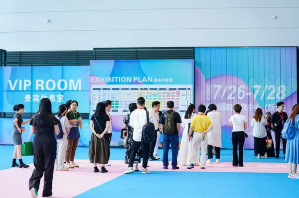  7月26日，第五屆中國（紹興）紡織新材料展在紹興國際會展中心拉開帷幕。500家企業(yè)參展，首日5000多名專業(yè)觀眾入場，展會炙熱的對接氛圍有如7月的氣浪，使行業(yè)快速升溫。海內(nèi)外企業(yè)積極響應(yīng)，原料龍頭企業(yè)高 &ldquo;復(fù)參率&rdquo;，歷經(jīng)五屆的新材料展有何獨特魅力？ 圖片  圖片  會展品質(zhì)乘勢而上   本屆新材料展獲得UFI國際展覽協(xié)會認(rèn)證，是工信部、商務(wù)部組織的2023年&ldquo;優(yōu)供給促升級&rdquo;系列活動之一，基于往屆資源優(yōu)勢，對展覽規(guī)劃、買家邀約、會務(wù)聯(lián)動等進行了全線融合升級，展會品質(zhì)躍升，煥發(fā)新的風(fēng)采。展會由中國長絲織造協(xié)會、紹興市商務(wù)局、中國國際貿(mào)易委員會紹興市委員會、中國國際商會紹興商會、紹興市柯橋區(qū)會展業(yè)發(fā)展中心主辦，浙江三博會展股份有限公司聯(lián)合主辦，紹興市柯橋區(qū)中國輕紡城展會有限公司承辦，紹興市經(jīng)信局、浙江省紡織面料設(shè)計協(xié)會、七彩云、紹興市紡織行業(yè)協(xié)會協(xié)辦。  圖片  圖片  開幕盛況  國際展商同臺賽寶   本次展會共500家展商參展，設(shè)新材料、新織造、新設(shè)備、新面料四大特色展區(qū)，有超10萬款科技纖維、創(chuàng)新面料、紡機設(shè)備在展會發(fā)布。魏橋紡織、昆山東利、興發(fā)化纖、吉林化纖、通用新材料、德州恒豐、佳人新材料、浙江興發(fā)、紹興國周、鐠美科等知名紡織龍頭企業(yè)參展。紹興新昌紡機產(chǎn)業(yè)展團、湖州長興織造產(chǎn)業(yè)展團、諸暨繡花機械產(chǎn)業(yè)展團、上虞染化料助劑產(chǎn)業(yè)展團等區(qū)域展團亮相。本屆展會更是引眾多RCEP國家和地區(qū)的展商組團奔赴而來，在國際展區(qū)，韓國ditto時尚聯(lián)盟、緬甸中國商會、莫斯科中小企業(yè)工商會等國際展團人氣旺盛。  圖片  企業(yè)展區(qū)  眾多展商聚焦雙碳熱點，圍繞綠色、健康、智造等方向展開產(chǎn)品角逐。魏橋紡織的生物基綠色環(huán)保+抗菌混紡系列、湖州威達集團的綠色環(huán)保色紡紗系列、昆山東利的仿生透氣科技面料系列、吳江蘭天織造的UV對抗仿生科技面料、新型雙層直充防寒面料、機能無氨彈力面料等展品亮點頻出，展商企業(yè)開啟&ldquo;搶客&rdquo;模式，緊抓展會機遇尋求下游合作。本屆展會有更大規(guī)模的智能紡機、織機設(shè)備企業(yè)參展，進一步彰顯國產(chǎn)智能織造的研發(fā)水平，鐠美科、浙江康立自控科技、浙江凱成智能設(shè)備、浙江瑪雅機電等展位帶來媲美國際水平的最新機械設(shè)備，令人矚目。  圖片  設(shè)備展區(qū)  探索解決行業(yè)困惑與瓶頸，是新材料展歷經(jīng)多屆與各企業(yè)總結(jié)、達成的共識，也是其不僅在于產(chǎn)品展貿(mào)，更在于新理念的交匯的價值內(nèi)涵。  國際視野論外貿(mào)   由中國紡織品進出口商會主辦的2023紹興國際（RCEP）紡織服裝產(chǎn)業(yè)論壇系列活動與展會同期同館開幕。論壇以&ldquo;RCEP新機遇-紡織產(chǎn)業(yè)新格局&rdquo;為主題，就國內(nèi)紡織產(chǎn)業(yè)結(jié)構(gòu)與RCEP國際紡織服裝產(chǎn)業(yè)的發(fā)展趨勢進行研討與產(chǎn)業(yè)對接。中國紡織品進出口商會副會長王宇、韓國時尚服裝人工智能研究所院長金蕙京、緬甸中國紡織服裝協(xié)會會長施坤等嘉賓為論壇開幕致辭。  圖片  圖片 論壇開幕式  論壇開幕式后，首場系列活動韓國服飾流行趨勢論壇在展會時尚活動區(qū)舉辦，多家韓國時裝品牌聯(lián)合走秀，同時Dito&ditto，ISAE，F(xiàn)&PLUS等韓國時尚機構(gòu)帶來韓國時尚產(chǎn)業(yè)與數(shù)字技術(shù)的發(fā)展趨勢分享。后續(xù)將陸續(xù)舉辦2023生物基纖維材料產(chǎn)業(yè)技術(shù)論壇、走進中國輕紡城市場對接會、亞洲紡織服裝供應(yīng)鏈高增長論壇等系列活動。  圖片  圖片 論壇系列活動&mdash;&mdash;韓國服飾流行趨勢論壇  中國纖維展姿態(tài)   作為歷屆新材料展重要配套論壇，2023中國紹興紡織新材料論壇將于展會第二日舉辦。將聚集昆山東利、浙江中國輕紡城集團、浙江佳人新材料、紹興隆泰石墨烯、特思達（TESTEX）、廣東人仁康、浙江中紡標(biāo)、紹興織蛛物聯(lián)科技等企業(yè)作新產(chǎn)品新項目分享，帶來中國輕紡城紡織新材料采購中心推介，環(huán)保面料、再生聚酯新材料、石墨烯等纖維面料創(chuàng)新產(chǎn)品發(fā)布，OEKO-TEX&reg; STANDARD 100安全標(biāo)準(zhǔn)、健康紡織品標(biāo)準(zhǔn)、5A光子抗菌、坯布在線檢測等檢測后整理技術(shù)分享，諸多亮點值得期待。  圖片  觸摸纖維時尚,躍升品牌能級,纖維材料的性能之變，已經(jīng)與終端產(chǎn)品在競爭市場的廝殺突圍息息相關(guān)，從面料到服裝、家紡，從國內(nèi)企業(yè)到海外品牌，都不能錯過這一場產(chǎn)業(yè)對接的盛會。  跨越山海齊聚首   本屆展會借助今年全線升級之勢，全面擴大對面料、服裝業(yè)大規(guī)模大品牌企業(yè)的邀約，并提前進行買家需求的預(yù)采集和展商產(chǎn)品的預(yù)對接，顯著提升買家熱情和觀展效率。展會首日，丹東華洋紡織服裝、北京奔流野外運動服裝、北京方圣時尚、華紡股份有限公司等品牌買家應(yīng)邀而來，廣東、湖州、義烏、新疆等十余個地區(qū)采購團紛紛到場，更有韓國、俄羅斯、越南、緬甸等數(shù)百名海外買家跨越山海來相會，如國際知名服裝品牌 J.K. Apparel、DOBB、LUBOO、YL co.,ltd、CHUNSANGDOO INNOCENCE、DAYGREEN INC等。  圖片  采供對接  商貿(mào)對接攬訂單   展會打通產(chǎn)業(yè)鏈，延伸展貿(mào)對接服務(wù)?，F(xiàn)場，快時尚跨境電商企業(yè)SheIn開啟為期兩天的面料專場、服裝專場閉門采購會，帶來數(shù)百類采購需求。國內(nèi)品牌采購團走進紡織源產(chǎn)地中國輕紡城市場，展開時尚買手與優(yōu)質(zhì)原創(chuàng)面料的靈感碰撞。展會第二日，亞洲染料聯(lián)合會、韓國纖維產(chǎn)業(yè)研究院、莫斯科中小企業(yè)商會、越南紡織商會、緬甸中國商會等國際采購團也將進市場與柯橋面料企業(yè)接洽外貿(mào)訂單。  圖片  圖片 采供對接  2023中國（紹興）紡織新材料展打造了新材料、新技術(shù)的信息高地，以國際展會的標(biāo)準(zhǔn)，向內(nèi)外貿(mào)一體化展會平臺成長蛻變，它是當(dāng)下紡織供應(yīng)鏈趨勢的具象展示，更是一場中國纖維向世界的傾訴表達。  圖片  圖片 圖片 ?觸摸纖維時尚、躍升品牌能級，第五屆中國（紹興）紡織新材料展盛大開幕