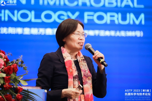 八月盛京，秋意漸濃，8月10日上午，為期兩天的ASTF2023（第5屆）抗菌科學(xué)與技術(shù)論壇在沈陽(yáng)皇朝萬(wàn)鑫酒店開(kāi)幕，本次論壇由中關(guān)村匯智抗菌新材料產(chǎn)業(yè)技術(shù)創(chuàng)新聯(lián)盟、東北大學(xué)和中國(guó)科學(xué)院金屬研究所共同主辦，將有本次大會(huì)以&ldquo;抗菌科學(xué)引領(lǐng)生物安全&rdquo;為主題，&ldquo;3位院士大會(huì)報(bào)告+14個(gè)分會(huì)場(chǎng)/論壇+260+報(bào)告+逾80墻報(bào)+現(xiàn)場(chǎng)展位&rdquo;論文摘要集等多種形式展示最新抗菌科學(xué)和研究，并以現(xiàn)場(chǎng)展位形式介紹最新抗菌技術(shù)、產(chǎn)品、儀器和設(shè)備等，以增進(jìn)國(guó)內(nèi)外抗菌學(xué)術(shù)交流，促進(jìn)抗菌科學(xué)創(chuàng)新與發(fā)展。 來(lái)自全國(guó)220多家高校、科研院所，以及110多家企業(yè)的超700位會(huì)議代表出席。