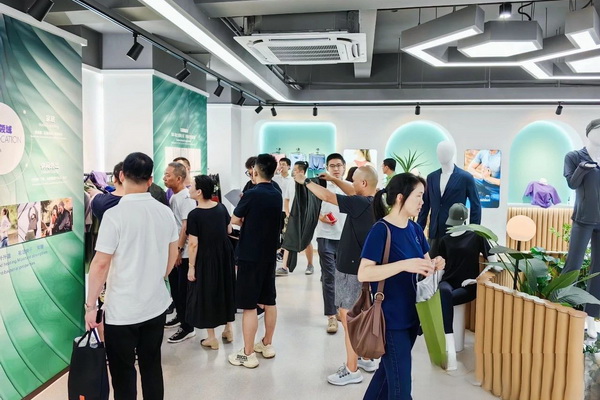 石墨烯紡織產(chǎn)業(yè)論壇暨&ldquo;烯創(chuàng)未來&rdquo;中國(guó)（寧波）創(chuàng)業(yè)創(chuàng)新大賽方案發(fā)布、寧波尚烯科技有限公司開業(yè)慶典系列活動(dòng)在寧波市鎮(zhèn)海區(qū)九龍湖鎮(zhèn)國(guó)家石墨烯創(chuàng)新中心圓滿舉行。