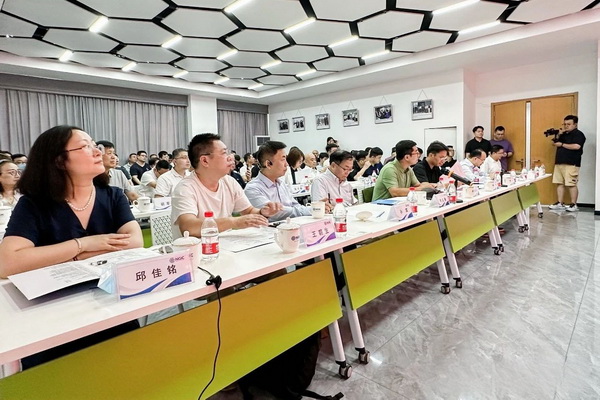 石墨烯紡織產(chǎn)業(yè)論壇暨&ldquo;烯創(chuàng)未來&rdquo;中國(guó)（寧波）創(chuàng)業(yè)創(chuàng)新大賽方案發(fā)布、寧波尚烯科技有限公司開業(yè)慶典系列活動(dòng)在寧波市鎮(zhèn)海區(qū)九龍湖鎮(zhèn)國(guó)家石墨烯創(chuàng)新中心圓滿舉行。