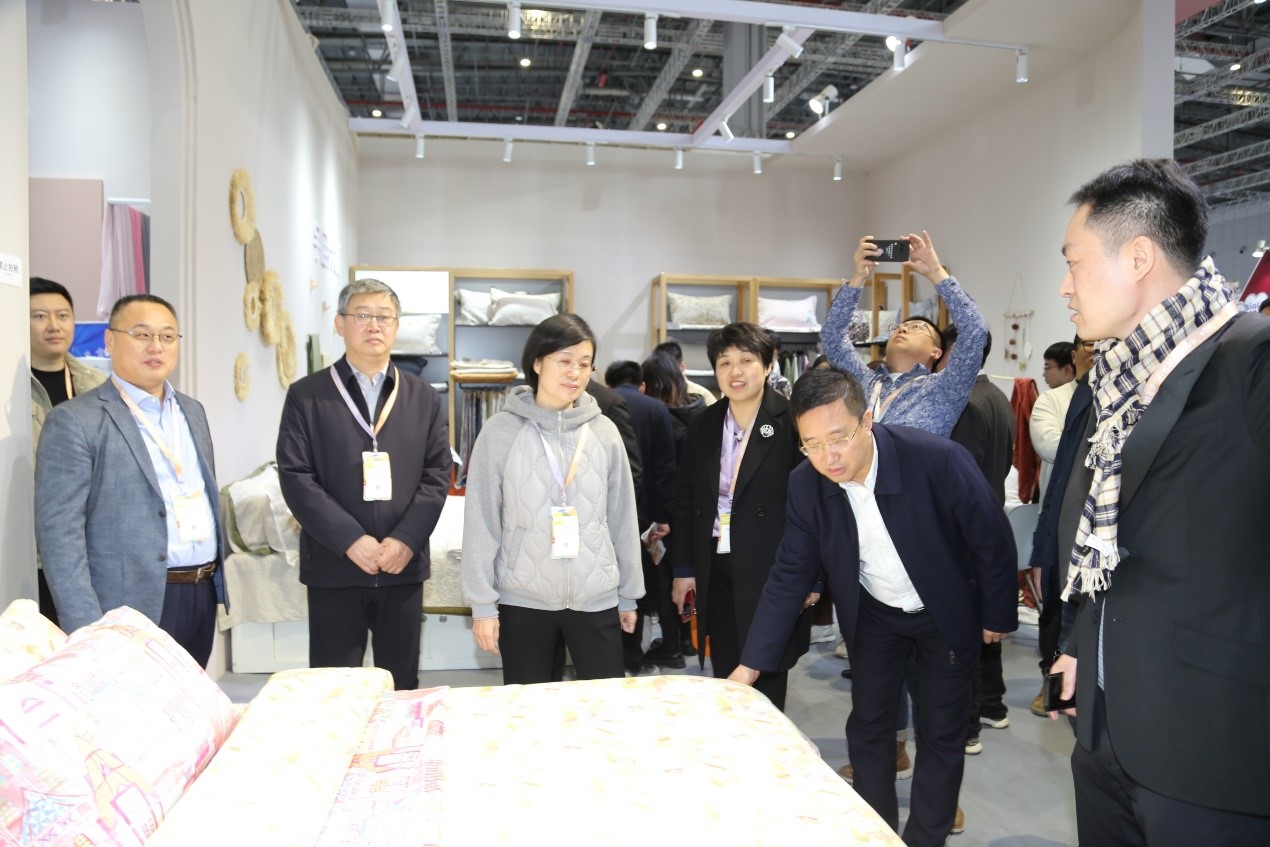 青島組團(tuán)參加intertextile家紡展，副市長(zhǎng)趙燕一行蒞臨考察