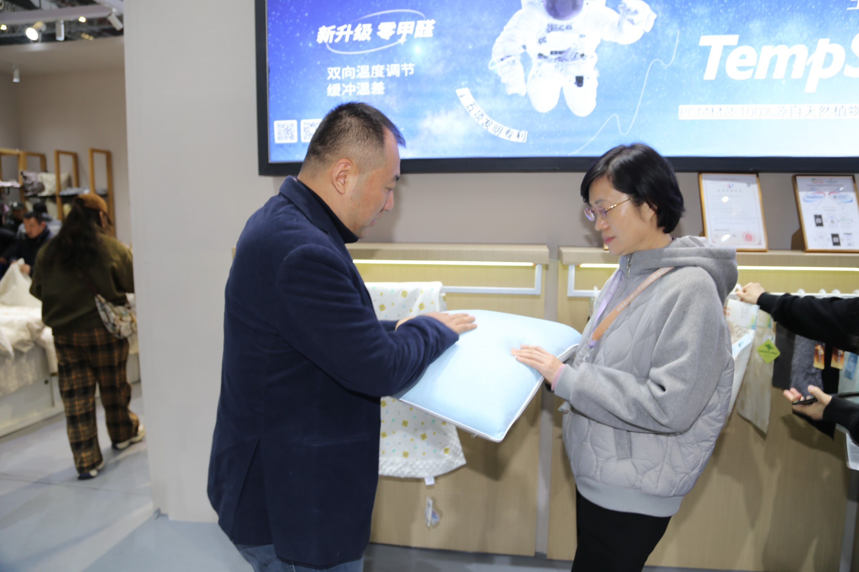 青島組團(tuán)參加intertextile家紡展，副市長(zhǎng)趙燕一行蒞臨考察