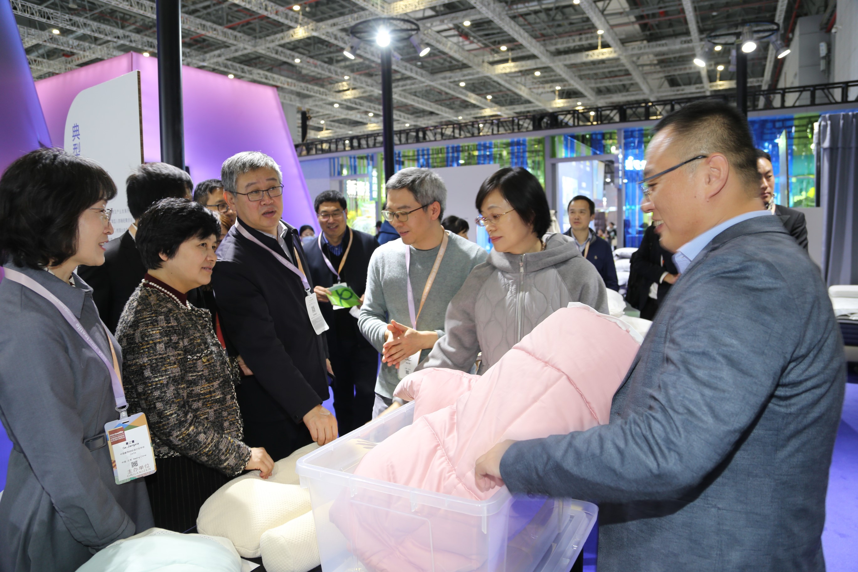 青島組團(tuán)參加intertextile家紡展，副市長(zhǎng)趙燕一行蒞臨考察