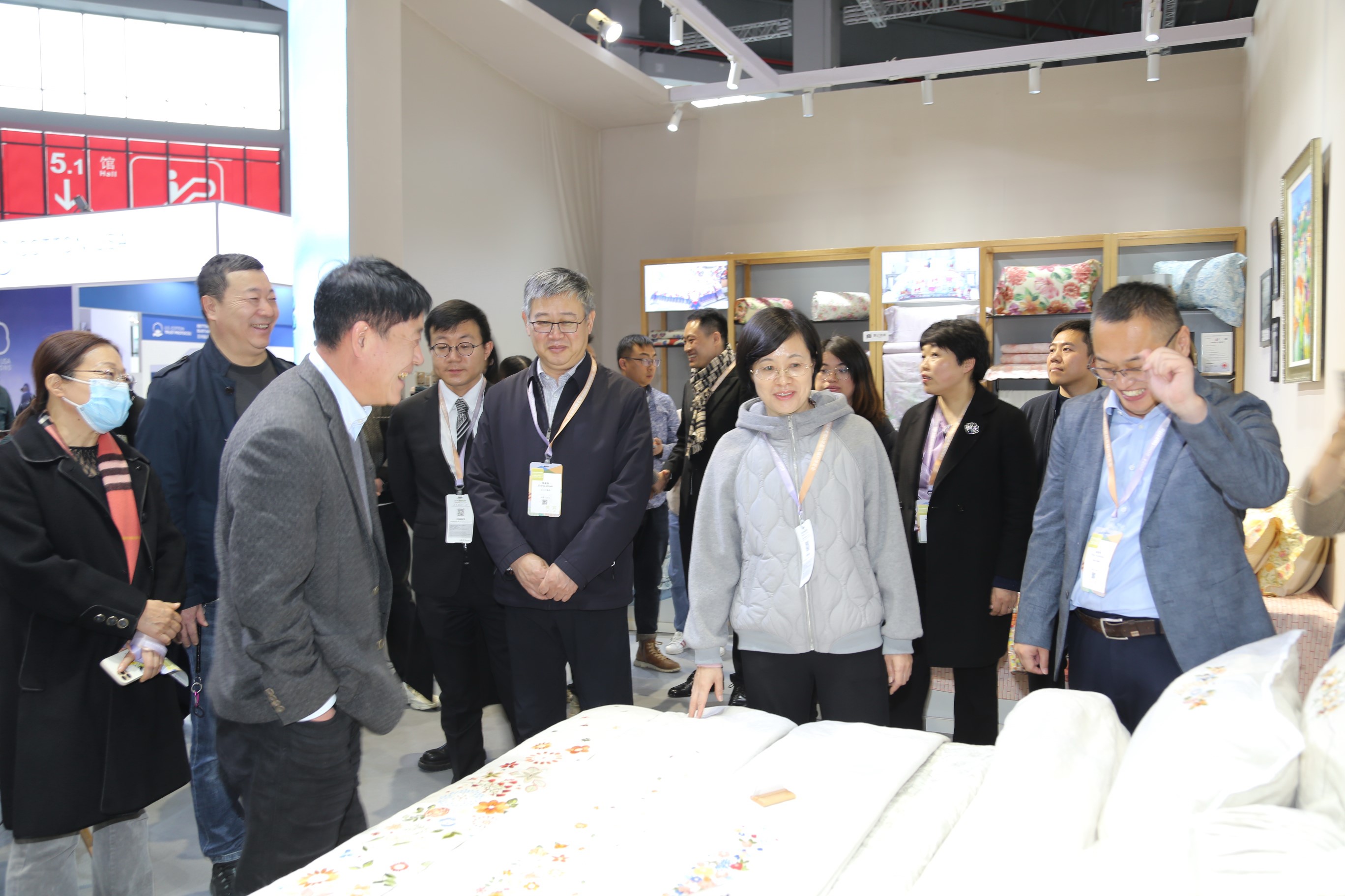 青島組團(tuán)參加intertextile家紡展，副市長(zhǎng)趙燕一行蒞臨考察