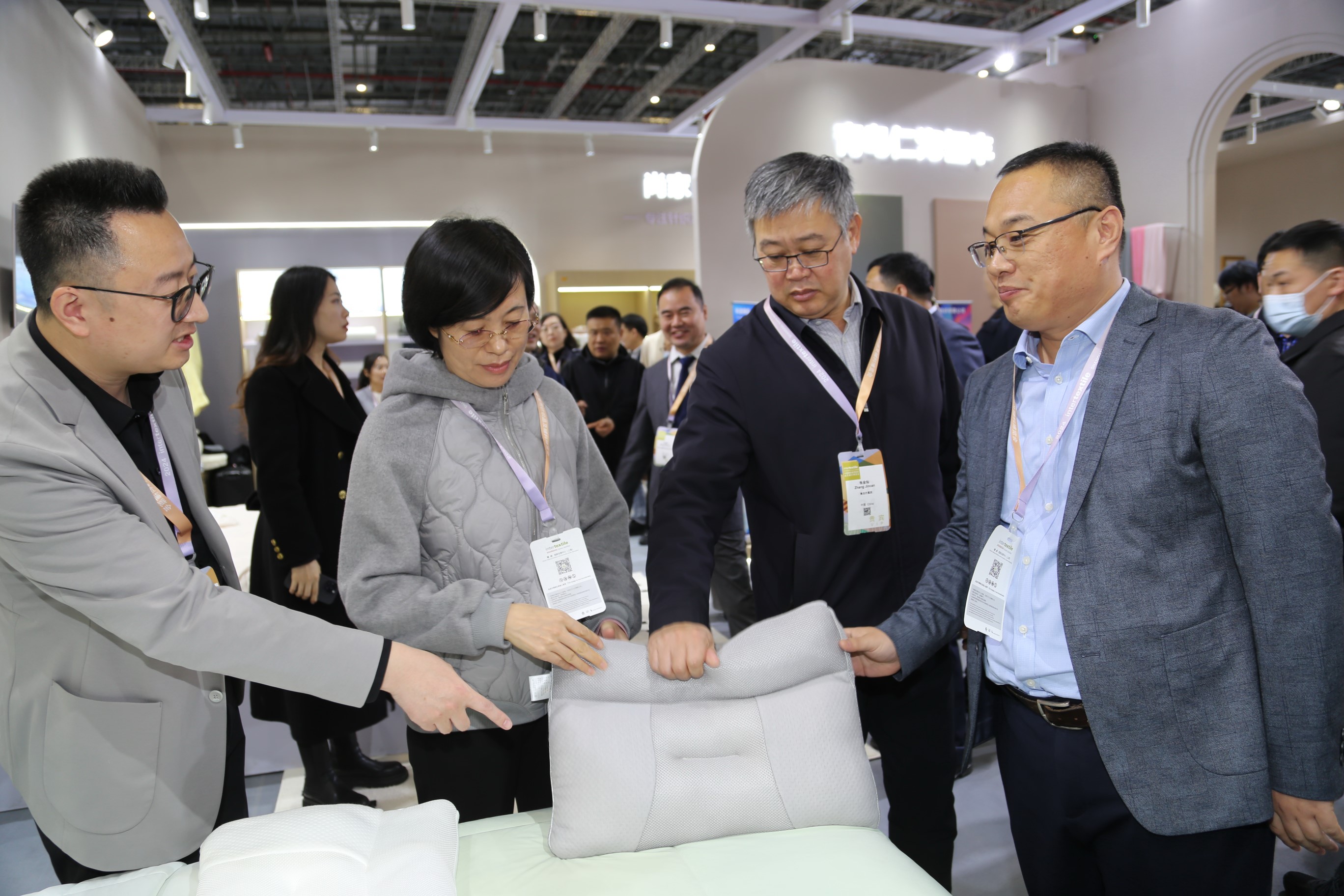 青島組團(tuán)參加intertextile家紡展，副市長(zhǎng)趙燕一行蒞臨考察