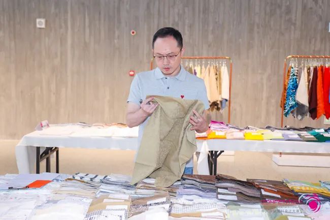 中國(guó)流行面料如何煥新當(dāng)代設(shè)計(jì)？聯(lián)動(dòng)雅瑩集團(tuán)，這場(chǎng)評(píng)審會(huì)為好創(chuàng)意持續(xù)加碼