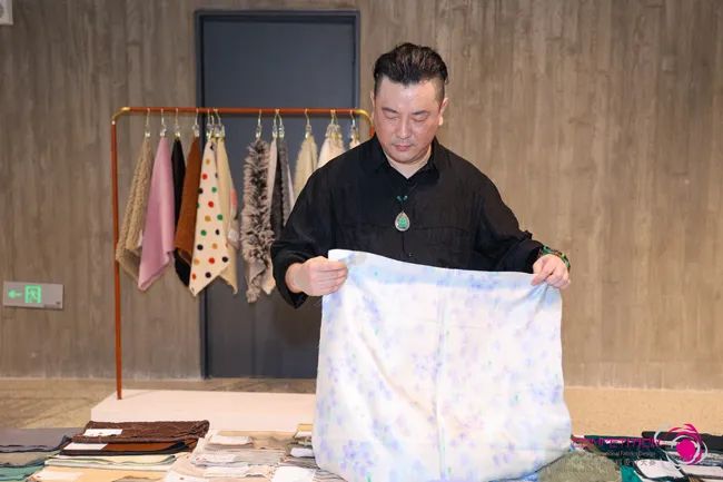 中國(guó)流行面料如何煥新當(dāng)代設(shè)計(jì)？聯(lián)動(dòng)雅瑩集團(tuán)，這場(chǎng)評(píng)審會(huì)為好創(chuàng)意持續(xù)加碼