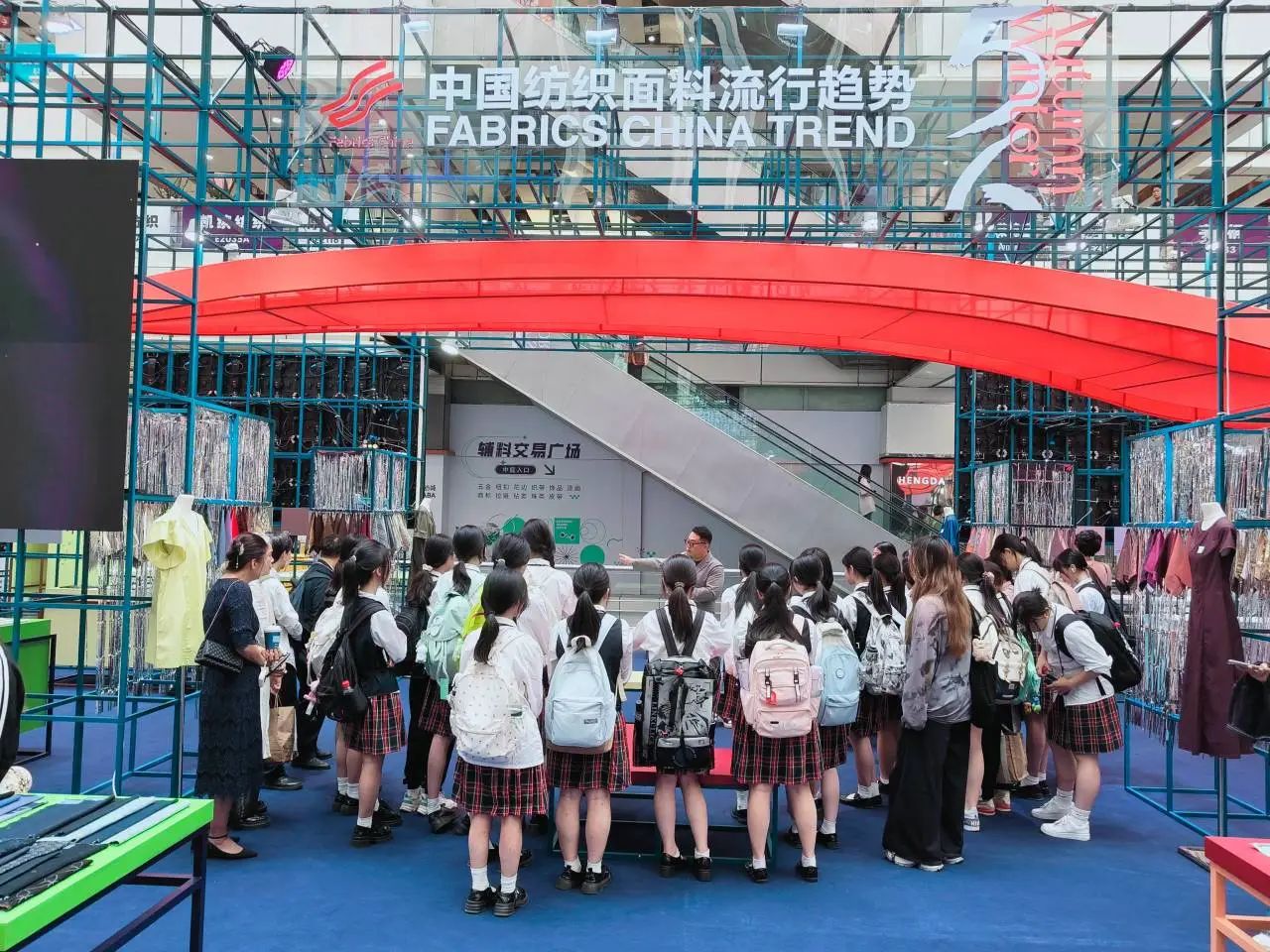 釋放靈感，引領潮流！2025/26秋冬中國紡織面輔料流行趨勢在廣州國際輕紡城精彩發(fā)布！