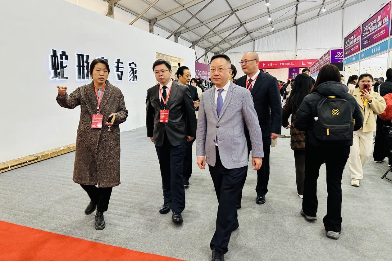 智造織就未來，錦韻潮動(dòng)全球！2025海寧春季家博會(huì)今日啟幕