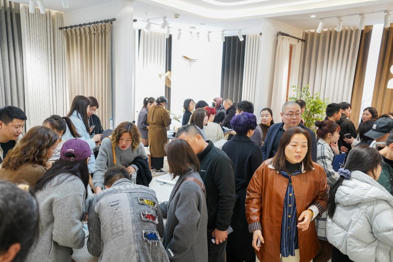 智造織就未來，錦韻潮動(dòng)全球！2025海寧春季家博會(huì)今日啟幕