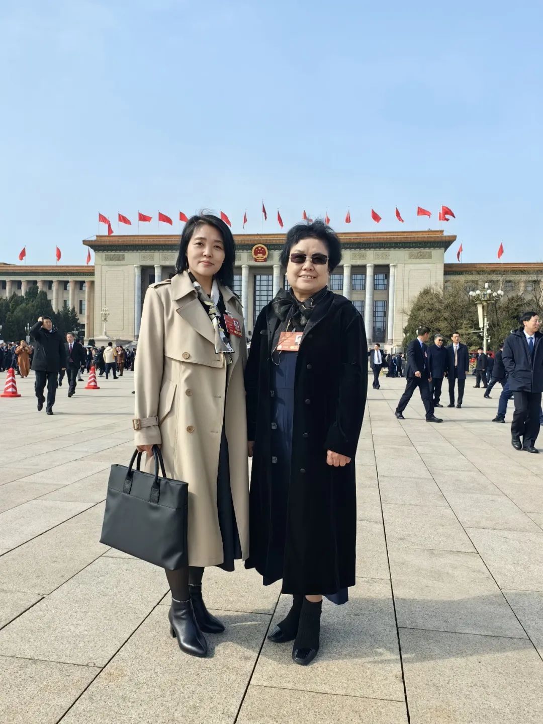 3月3日上午，出席十四屆全國(guó)人大三次會(huì)議的駐冀全國(guó)人大代表和出席全國(guó)政協(xié)十四屆三次會(huì)議的住冀全國(guó)政協(xié)委員從石家莊啟程赴京。石家莊&ldquo;紡織人&rdquo;贊皇縣原村土布專(zhuān)業(yè)合作社理事長(zhǎng)崔雪琴和石家莊常山恒新紡織有限公司恒盛分公司織造車(chē)間教檢工馮麗朝隨河北代表團(tuán)一同赴京報(bào)到。3月4日，崔雪琴、馮麗朝兩位石家莊&ldquo;紡織人&rdquo;同來(lái)自全國(guó)各地的全國(guó)人大代表一道步入了北京人民大會(huì)堂，共同參加十四屆全國(guó)人大三次會(huì)議預(yù)備會(huì)議。會(huì)前崔雪琴、馮麗朝在人民大會(huì)堂外合影，留下了珍貴的紀(jì)念。會(huì)前，崔雪琴、馮麗朝結(jié)合各自工作實(shí)際和熟悉領(lǐng)域，深入基層開(kāi)展調(diào)查研究，精心準(zhǔn)備議案建議。赴京參會(huì)途中，她倆圍繞京津冀協(xié)同發(fā)展、民營(yíng)經(jīng)濟(jì)、新質(zhì)生產(chǎn)力、鄉(xiāng)村振興等普遍關(guān)注的問(wèn)題與同行的代表委員展開(kāi)熱烈討論。到達(dá)駐地，她倆立即投入會(huì)前緊張的準(zhǔn)備工作，繼續(xù)修改認(rèn)真準(zhǔn)備好的建議。崔雪琴崔雪琴帶來(lái)了《關(guān)于倡導(dǎo)國(guó)人穿國(guó)風(fēng)服飾 弘揚(yáng)國(guó)風(fēng)服飾文化 推動(dòng)民族服裝產(chǎn)業(yè)振興的建議》。馮麗朝馮麗朝帶來(lái)了《關(guān)于進(jìn)一步加強(qiáng)發(fā)揮勞模工匠引領(lǐng)作用的建議》。全國(guó)人大代表崔雪琴、馮麗朝這兩位石家莊優(yōu)秀紡織人，共赴春天之約，共盡代表職責(zé)。