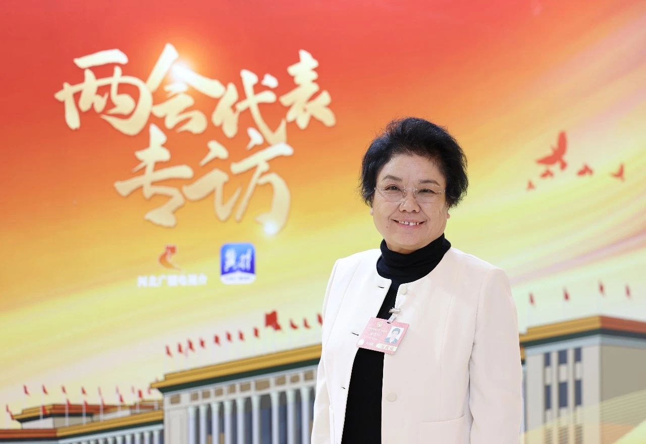 3月3日上午，出席十四屆全國(guó)人大三次會(huì)議的駐冀全國(guó)人大代表和出席全國(guó)政協(xié)十四屆三次會(huì)議的住冀全國(guó)政協(xié)委員從石家莊啟程赴京。石家莊&ldquo;紡織人&rdquo;贊皇縣原村土布專(zhuān)業(yè)合作社理事長(zhǎng)崔雪琴和石家莊常山恒新紡織有限公司恒盛分公司織造車(chē)間教檢工馮麗朝隨河北代表團(tuán)一同赴京報(bào)到。3月4日，崔雪琴、馮麗朝兩位石家莊&ldquo;紡織人&rdquo;同來(lái)自全國(guó)各地的全國(guó)人大代表一道步入了北京人民大會(huì)堂，共同參加十四屆全國(guó)人大三次會(huì)議預(yù)備會(huì)議。會(huì)前崔雪琴、馮麗朝在人民大會(huì)堂外合影，留下了珍貴的紀(jì)念。會(huì)前，崔雪琴、馮麗朝結(jié)合各自工作實(shí)際和熟悉領(lǐng)域，深入基層開(kāi)展調(diào)查研究，精心準(zhǔn)備議案建議。赴京參會(huì)途中，她倆圍繞京津冀協(xié)同發(fā)展、民營(yíng)經(jīng)濟(jì)、新質(zhì)生產(chǎn)力、鄉(xiāng)村振興等普遍關(guān)注的問(wèn)題與同行的代表委員展開(kāi)熱烈討論。到達(dá)駐地，她倆立即投入會(huì)前緊張的準(zhǔn)備工作，繼續(xù)修改認(rèn)真準(zhǔn)備好的建議。崔雪琴崔雪琴帶來(lái)了《關(guān)于倡導(dǎo)國(guó)人穿國(guó)風(fēng)服飾 弘揚(yáng)國(guó)風(fēng)服飾文化 推動(dòng)民族服裝產(chǎn)業(yè)振興的建議》。馮麗朝馮麗朝帶來(lái)了《關(guān)于進(jìn)一步加強(qiáng)發(fā)揮勞模工匠引領(lǐng)作用的建議》。全國(guó)人大代表崔雪琴、馮麗朝這兩位石家莊優(yōu)秀紡織人，共赴春天之約，共盡代表職責(zé)。