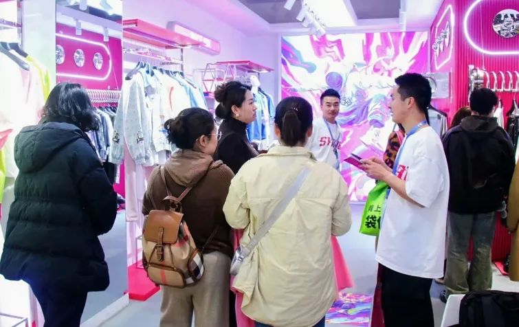 銀基廣場(chǎng)攜六大原創(chuàng)品牌亮相CHIC2025（春季），展現(xiàn)中部地區(qū)時(shí)尚力量