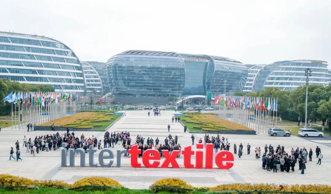 3月13日，為期三天的2025intertextile春夏面輔料展在國家會展中心（上海）圓滿落幕。本屆博覽會以近19萬平方米總展出面積，匯聚來自全球24個國家和地區(qū)的超3100家參展商。從源頭為紡織行業(yè)高質(zhì)量發(fā)展注入信心與動能，展示了紡織行業(yè)的最新技術(shù)與創(chuàng)新成果。其中，海纖生物的海藻纖維、海絲林及海藻炭泥系列產(chǎn)品憑借其深海黑科技的獨(dú)特魅力，成為展會焦點(diǎn)，吸引了眾多專業(yè)觀眾的目光。