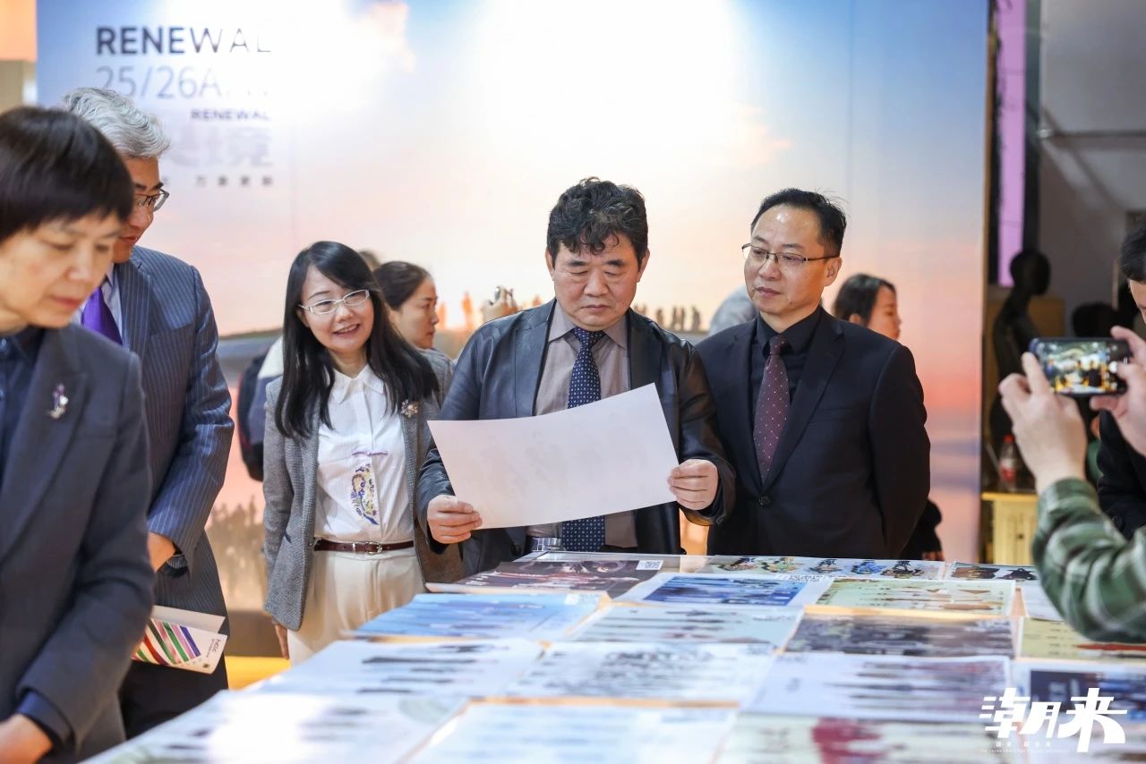 以第二十八屆（2025）&ldquo;真皮標(biāo)志杯&rdquo;設(shè)計(jì)大賽初賽、潮來(lái)&middot;必訂&mdash;&mdash;設(shè)計(jì)版權(quán)交易會(huì)、2025海寧優(yōu)材&middot;新質(zhì)聯(lián)盟聯(lián)合展、潮來(lái)課堂分享沙龍等系列活動(dòng)為支點(diǎn)，&ldquo;海寧時(shí)間&rdquo;再一次撬動(dòng)千億時(shí)尚產(chǎn)業(yè)的澎湃動(dòng)能。