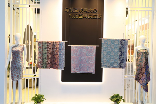 潮涌鵬城，開啟時(shí)尚 &ldquo;超鏈接&rdquo;丨第30屆FASHION SOURCE時(shí)尚之源深圳展、AW25深圳原創(chuàng)時(shí)裝周盛大啟幕
