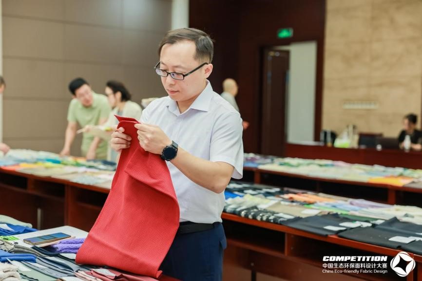 2800款面料&ldquo;綠動(dòng)時(shí)尚&rdquo;，2025第八屆中國生態(tài)環(huán)保面料設(shè)計(jì)大賽評(píng)審會(huì)在盛澤舉辦！