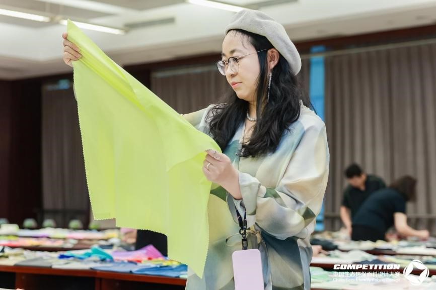 2800款面料&ldquo;綠動(dòng)時(shí)尚&rdquo;，2025第八屆中國生態(tài)環(huán)保面料設(shè)計(jì)大賽評(píng)審會(huì)在盛澤舉辦！