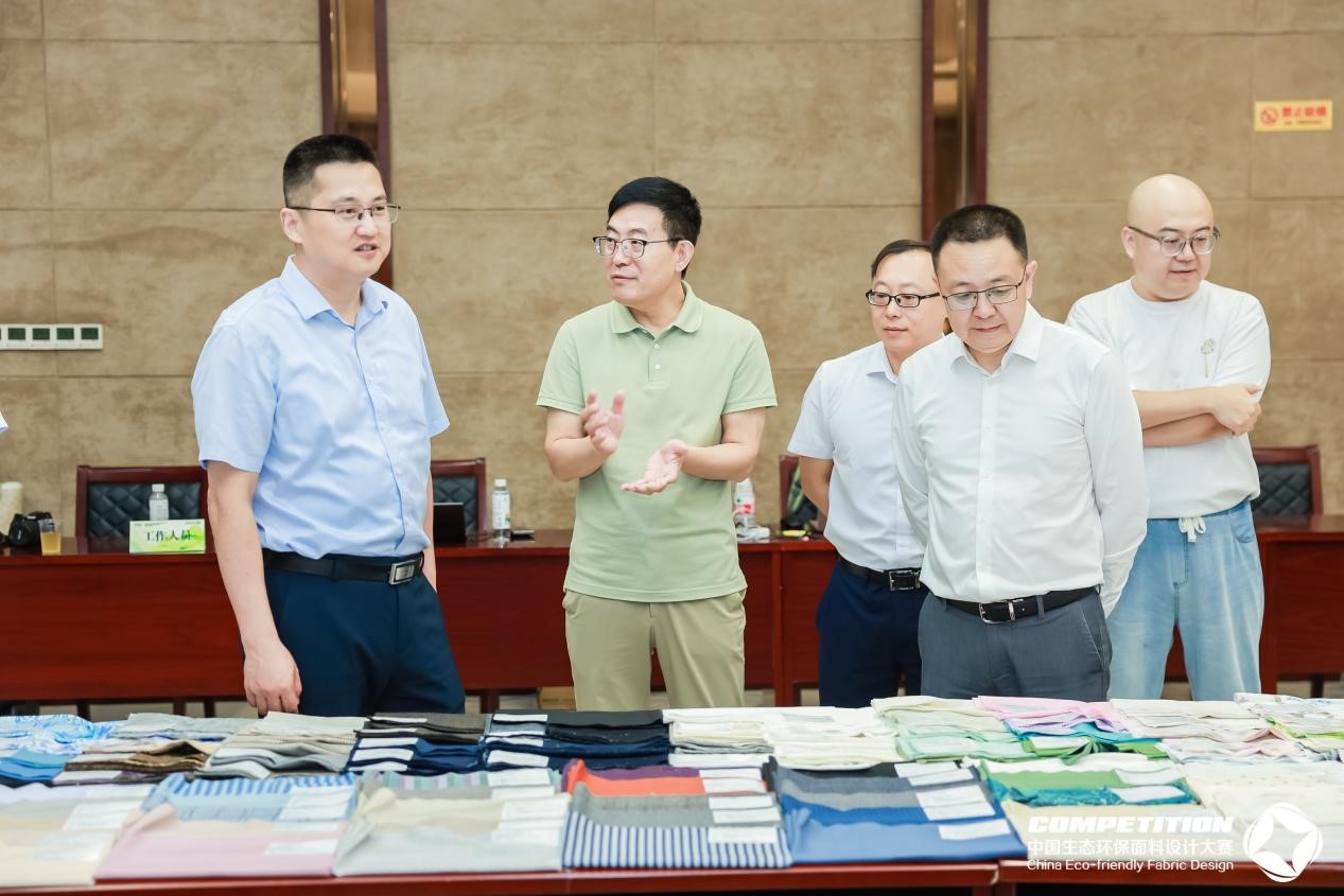 2800款面料&ldquo;綠動(dòng)時(shí)尚&rdquo;，2025第八屆中國生態(tài)環(huán)保面料設(shè)計(jì)大賽評(píng)審會(huì)在盛澤舉辦！