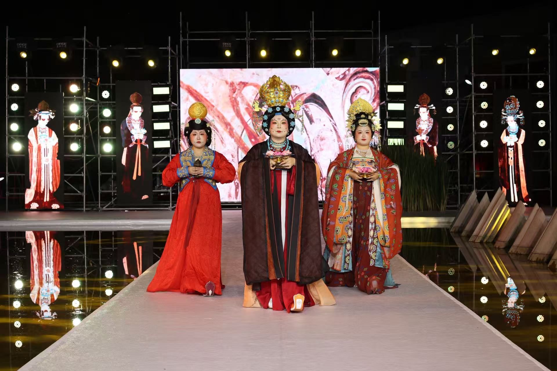 &ldquo;華秀&rdquo;璀璨，紡織谷變身老城區(qū)時(shí)尚秀場(chǎng)