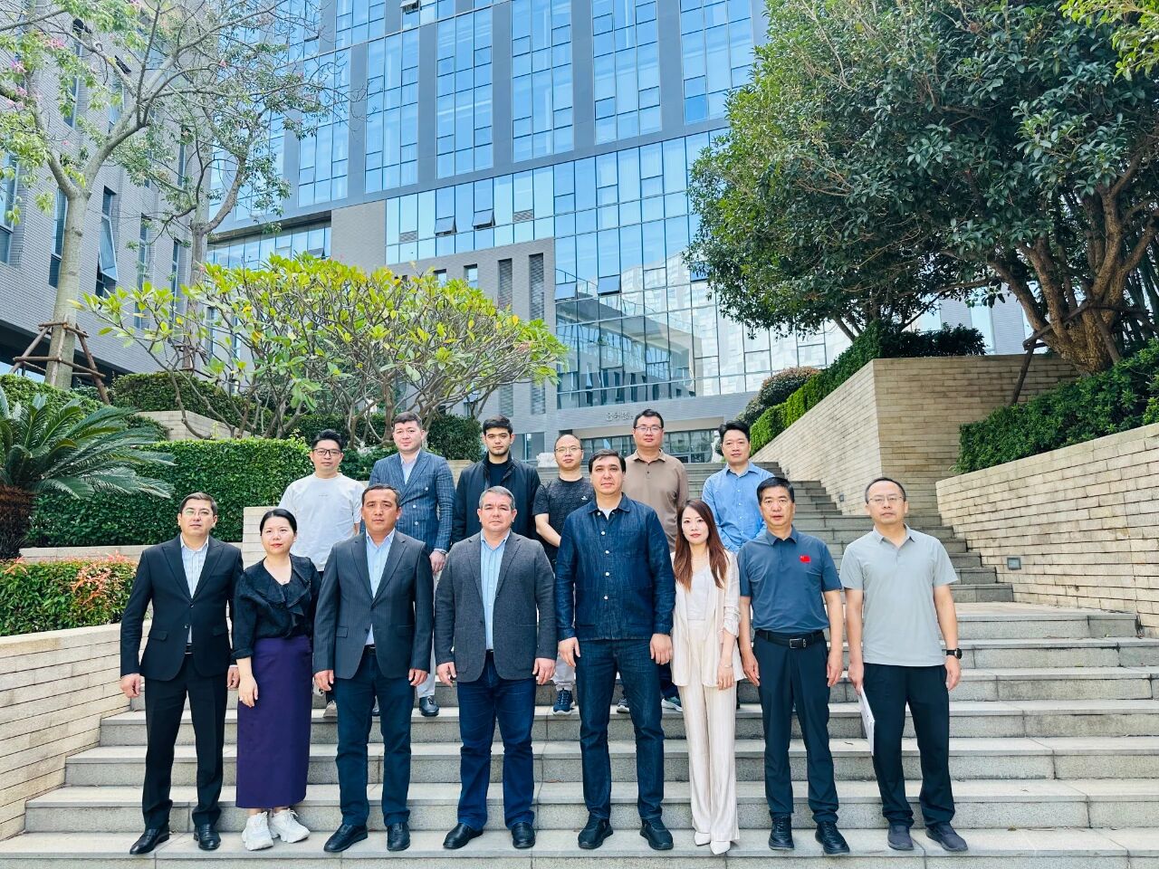11月1日，烏茲別克斯坦投資、工業(yè)與貿(mào)易部駐華代表處副主任、駐華大使館參贊別克佐德-米爾佐&middot;尼格馬特賈諾夫，烏茲別克斯坦工商會(huì)錫爾河州分會(huì)主任阿齊茲&middot;曼蘇羅夫，錫爾河州投資、工業(yè)與貿(mào)易局局長(zhǎng)馬赫蘇姆&middot;薩利耶夫等一行人專程到訪我會(huì)，并參觀廈門時(shí)尚消費(fèi)品（紡織服裝）產(chǎn)業(yè)園&middot;航空?qǐng)@。商會(huì)副會(huì)長(zhǎng)、福建世聯(lián)達(dá)公司董事長(zhǎng)王世傳，秘書長(zhǎng)李以希接待烏方代表團(tuán)并開展座談交流。 座談中，雙方就廈門與錫爾河州紡織服裝產(chǎn)業(yè)的發(fā)展現(xiàn)狀及趨勢(shì)展開深入交流。福建世聯(lián)達(dá)、廈門納仕達(dá)、當(dāng)盛新材料、求特新材料、駿利德集團(tuán)等企業(yè)代表圍繞產(chǎn)業(yè)鏈深度協(xié)作、政策配套支持、當(dāng)?shù)厝斯こ杀炯瓣P(guān)稅政策等核心議題展開精準(zhǔn)對(duì)接。烏方代表團(tuán)誠(chéng)摯邀請(qǐng)商會(huì)組織廈門企業(yè)赴烏茲別克斯坦實(shí)地考察，深入了解專項(xiàng)政策，為后續(xù)商貿(mào)合作夯實(shí)基礎(chǔ)。 此次互動(dòng)不僅深化了廈門與錫爾河州在紡織服裝領(lǐng)域的雙向認(rèn)知，更挖掘出多元合作潛能。雙方將以此次座談為契機(jī)，保持常態(tài)化溝通對(duì)接，推動(dòng)廈門企業(yè)&ldquo;走出去&rdquo;，探索產(chǎn)業(yè)合作新模式，助力產(chǎn)業(yè)鏈上下游資源高效整合，共拓中烏產(chǎn)業(yè)發(fā)展新篇章。