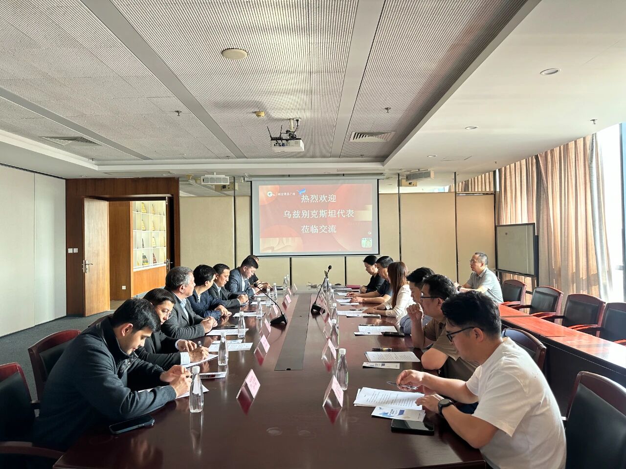 11月1日，烏茲別克斯坦投資、工業(yè)與貿(mào)易部駐華代表處副主任、駐華大使館參贊別克佐德-米爾佐&middot;尼格馬特賈諾夫，烏茲別克斯坦工商會(huì)錫爾河州分會(huì)主任阿齊茲&middot;曼蘇羅夫，錫爾河州投資、工業(yè)與貿(mào)易局局長(zhǎng)馬赫蘇姆&middot;薩利耶夫等一行人專程到訪我會(huì)，并參觀廈門時(shí)尚消費(fèi)品（紡織服裝）產(chǎn)業(yè)園&middot;航空?qǐng)@。商會(huì)副會(huì)長(zhǎng)、福建世聯(lián)達(dá)公司董事長(zhǎng)王世傳，秘書長(zhǎng)李以希接待烏方代表團(tuán)并開展座談交流。 座談中，雙方就廈門與錫爾河州紡織服裝產(chǎn)業(yè)的發(fā)展現(xiàn)狀及趨勢(shì)展開深入交流。福建世聯(lián)達(dá)、廈門納仕達(dá)、當(dāng)盛新材料、求特新材料、駿利德集團(tuán)等企業(yè)代表圍繞產(chǎn)業(yè)鏈深度協(xié)作、政策配套支持、當(dāng)?shù)厝斯こ杀炯瓣P(guān)稅政策等核心議題展開精準(zhǔn)對(duì)接。烏方代表團(tuán)誠(chéng)摯邀請(qǐng)商會(huì)組織廈門企業(yè)赴烏茲別克斯坦實(shí)地考察，深入了解專項(xiàng)政策，為后續(xù)商貿(mào)合作夯實(shí)基礎(chǔ)。 此次互動(dòng)不僅深化了廈門與錫爾河州在紡織服裝領(lǐng)域的雙向認(rèn)知，更挖掘出多元合作潛能。雙方將以此次座談為契機(jī)，保持常態(tài)化溝通對(duì)接，推動(dòng)廈門企業(yè)&ldquo;走出去&rdquo;，探索產(chǎn)業(yè)合作新模式，助力產(chǎn)業(yè)鏈上下游資源高效整合，共拓中烏產(chǎn)業(yè)發(fā)展新篇章。