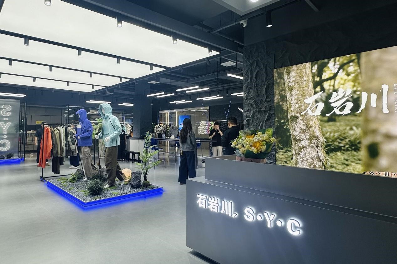 嘉耀紡織&石巖川入駐中國(guó)輕紡城：以科技戶外功能面料撬動(dòng)品牌快反新藍(lán)海