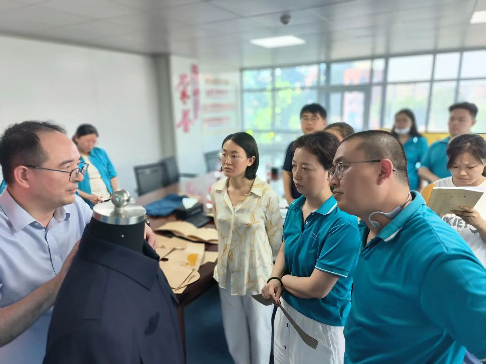  &ldquo;中國夢&middot;勞動美&rdquo;全國職工宣講團(tuán)財(cái)貿(mào)輕紡煙草產(chǎn)業(yè)特色分團(tuán)走進(jìn)校園暨紡織行業(yè)&ldquo;勞模工匠助企行&rdquo;（石家莊站）活動成功舉行