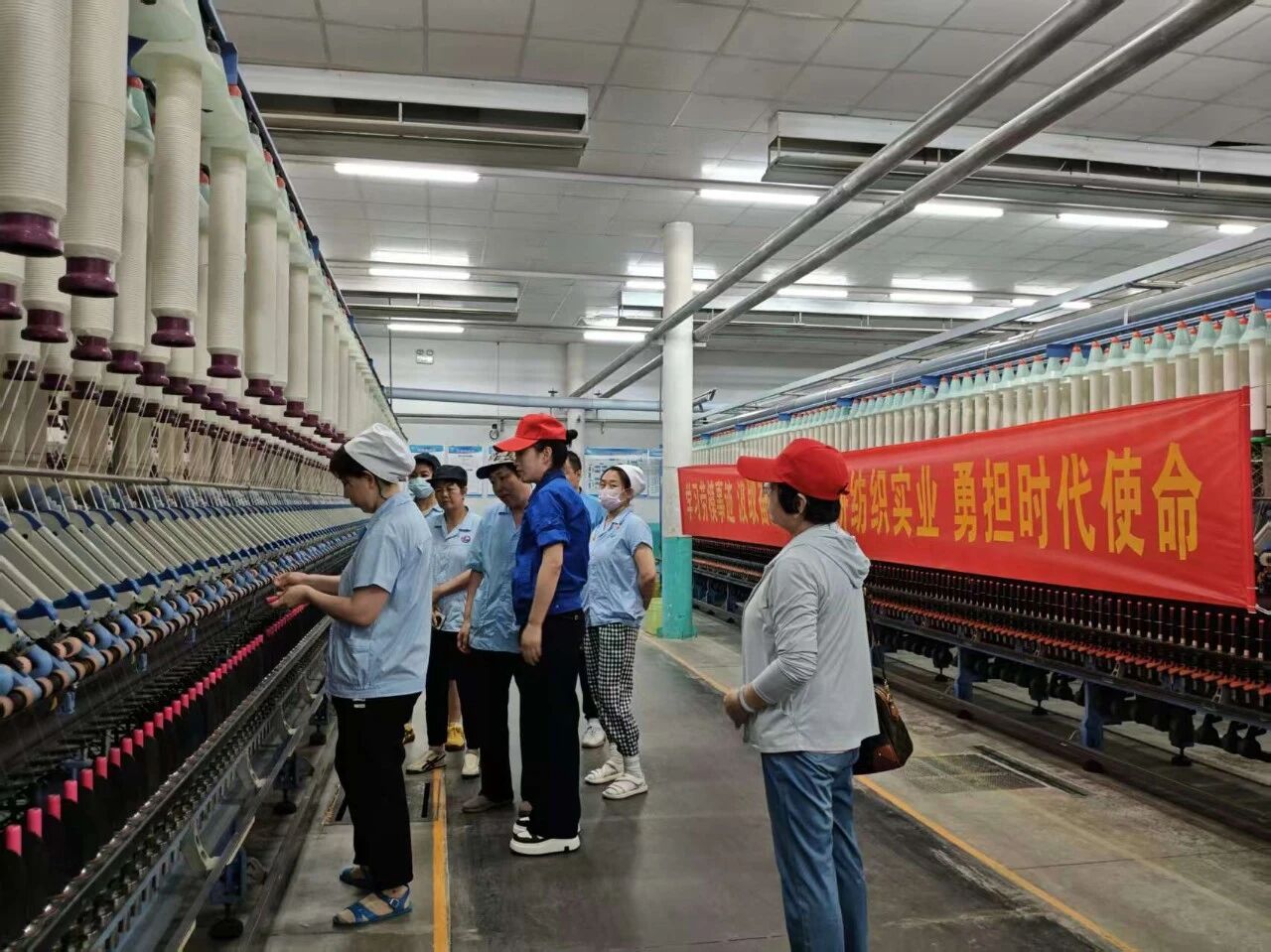  &ldquo;中國夢&middot;勞動美&rdquo;全國職工宣講團(tuán)財(cái)貿(mào)輕紡煙草產(chǎn)業(yè)特色分團(tuán)走進(jìn)校園暨紡織行業(yè)&ldquo;勞模工匠助企行&rdquo;（石家莊站）活動成功舉行