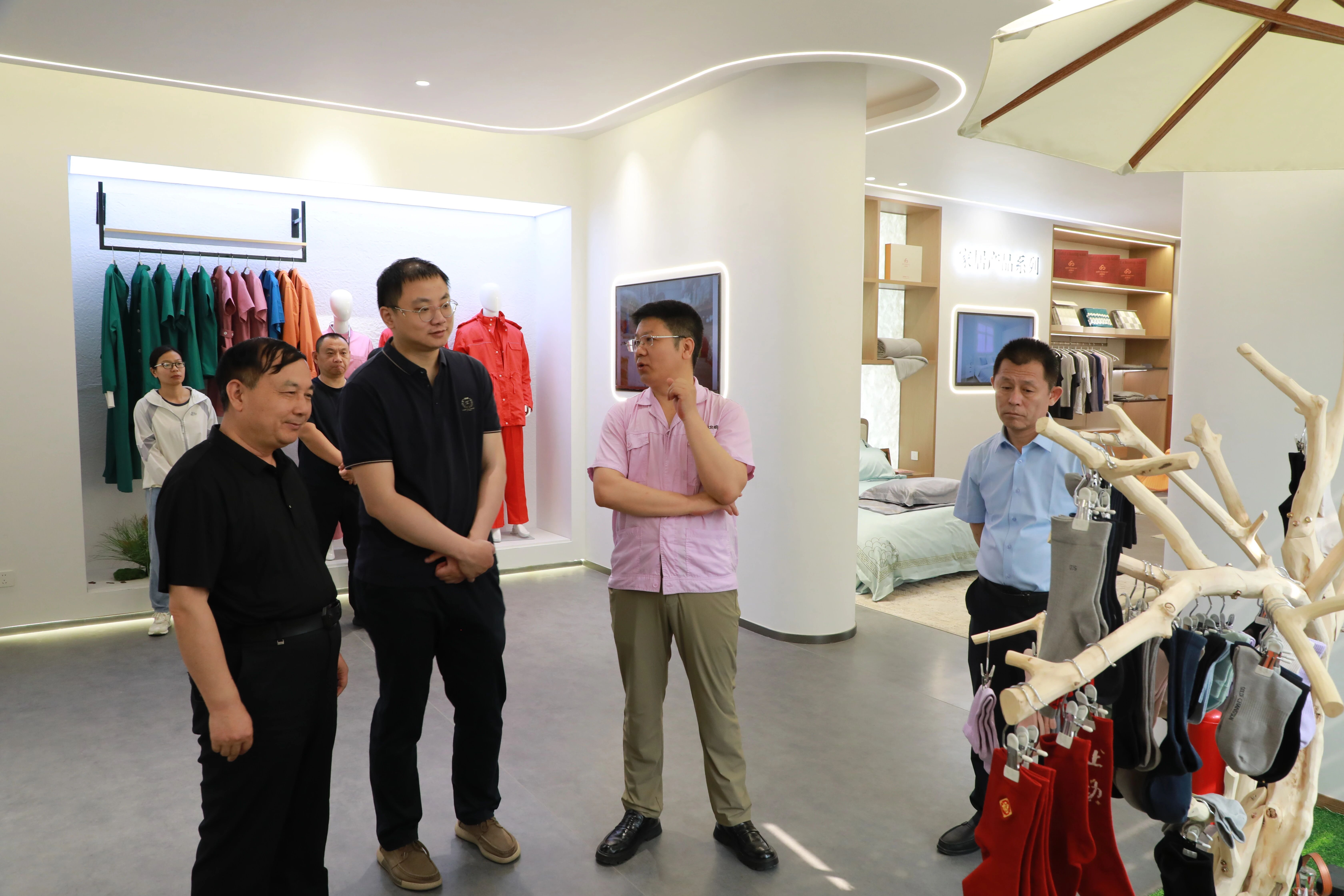 &ldquo;中國夢&middot;勞動美&rdquo;全國職工宣講團(tuán)財(cái)貿(mào)輕紡煙草產(chǎn)業(yè)特色分團(tuán)走進(jìn)校園暨紡織行業(yè)&ldquo;勞模工匠助企行&rdquo;（石家莊站）活動成功舉行