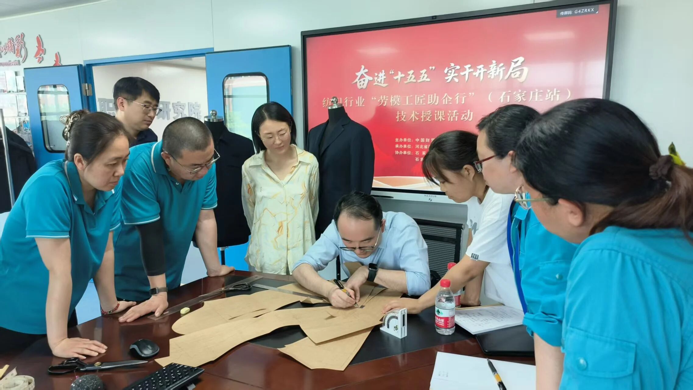  &ldquo;中國夢&middot;勞動美&rdquo;全國職工宣講團(tuán)財(cái)貿(mào)輕紡煙草產(chǎn)業(yè)特色分團(tuán)走進(jìn)校園暨紡織行業(yè)&ldquo;勞模工匠助企行&rdquo;（石家莊站）活動成功舉行