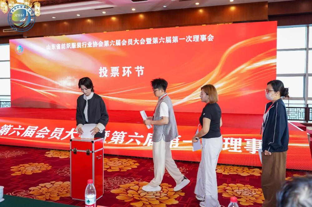 三十而立風(fēng)正勁，智啟新程謀遠(yuǎn)篇！山東省紡織服裝行業(yè)協(xié)會第六屆會員大會暨六屆一次理事會舉辦